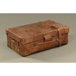 A large leather trunk. Height 31 cm, width 92 cm, depth 57 cm.