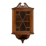 A small Edwardian mahogany hanging corner cabinet,