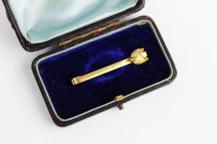 A 9 ct gold brooch decorated with a foxes head, stamped to the rear 175. Overall weight 1.9 grams.