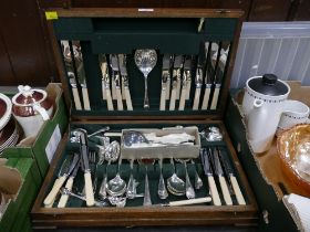 Wooden canteen of cutlery of B & J Sippel of Sheffield,