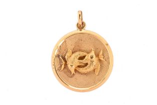 A Pisces circular pendant, stamped 750 also 1AR, 13.5 grams (see illustration).