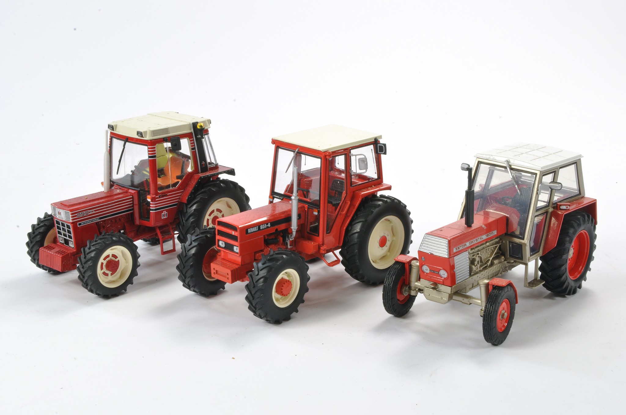 Farm Model Interest comprising trio of 1/32 Tractor issues including Zetor, Renault and