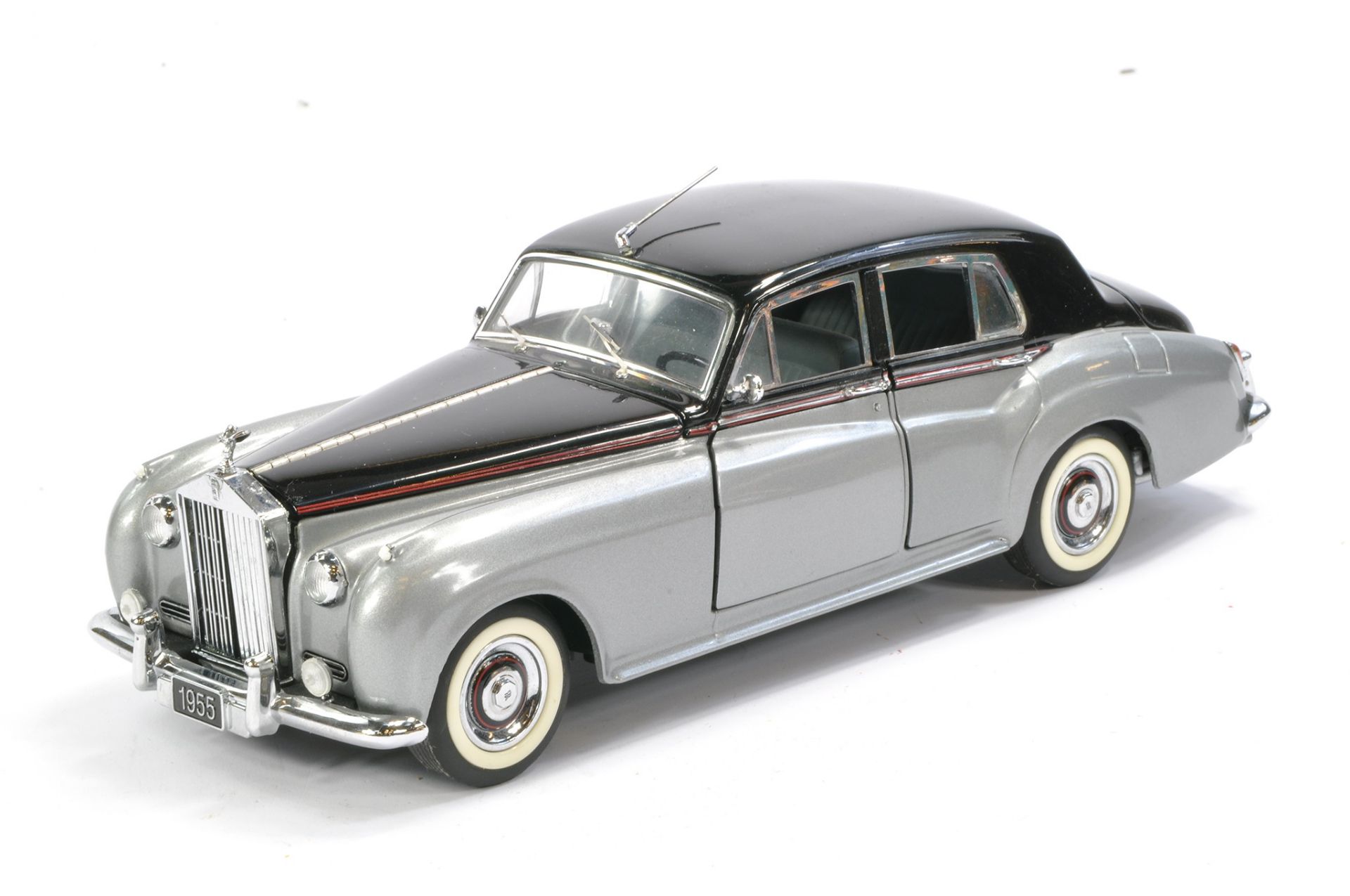 Franklin Mint 1/24 Rolls Royce Silver Cloud. Looks to be without obvious sign of fault with original