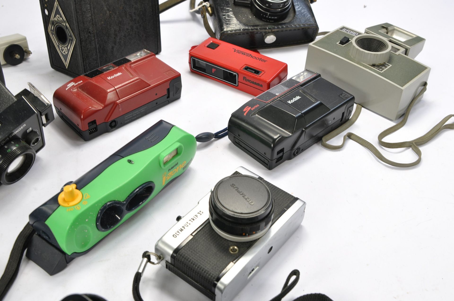 Vintage group of Cameras and equipment comprising of: Ilford Sprite 35, Ensign E20, Cosmic Symbol - Image 4 of 5