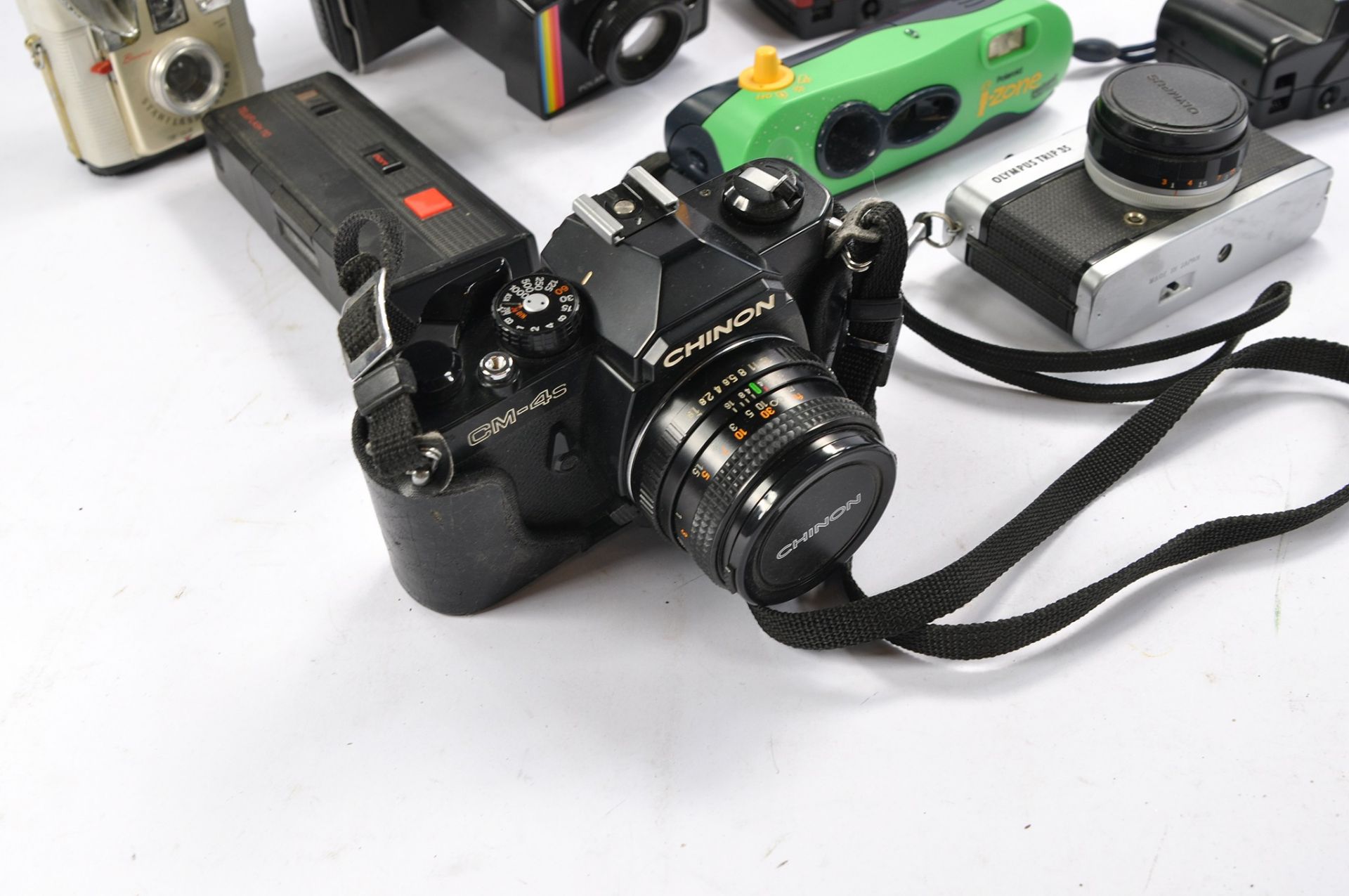 Vintage group of Cameras and equipment comprising of: Ilford Sprite 35, Ensign E20, Cosmic Symbol - Image 2 of 5