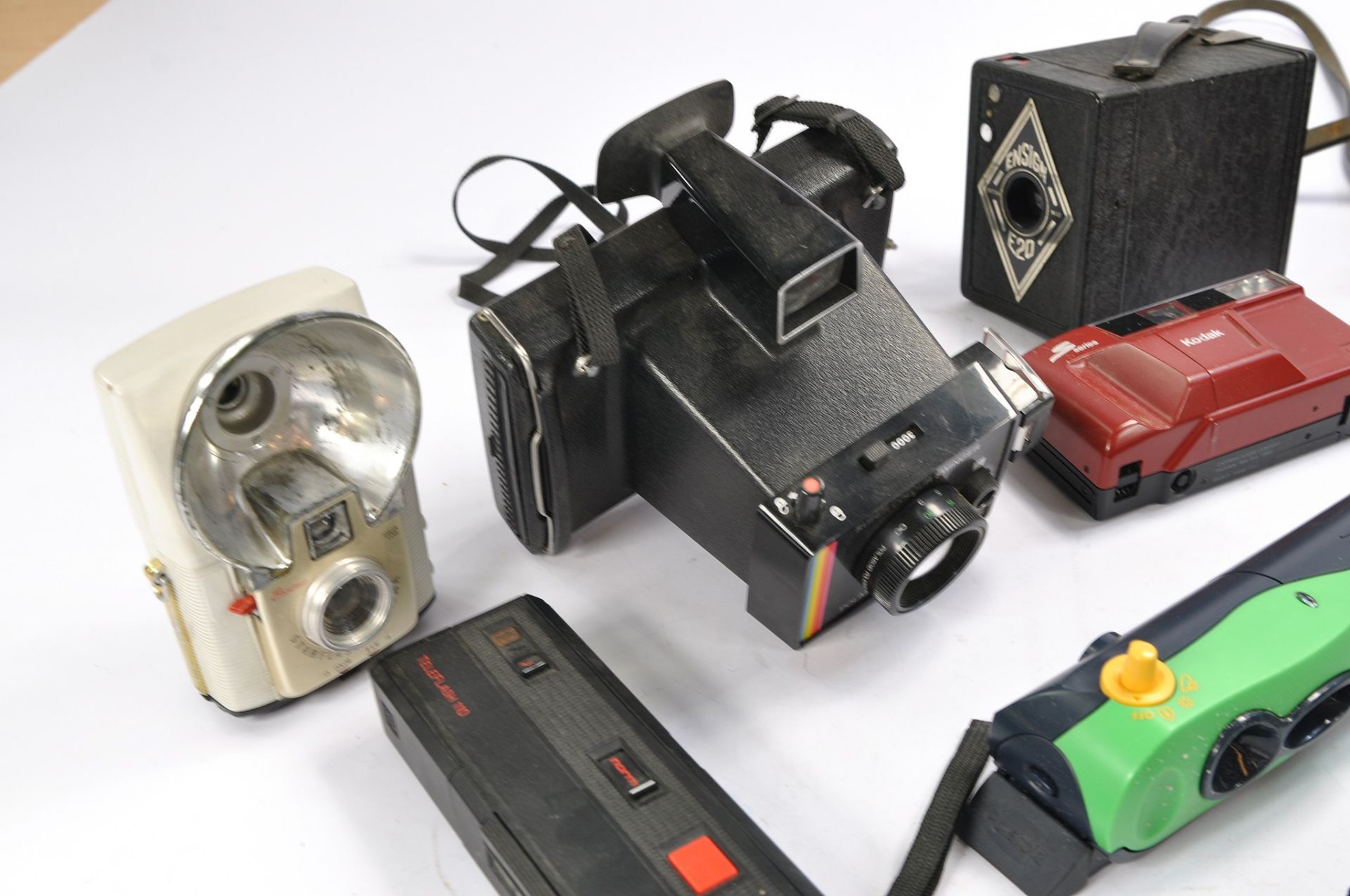 Vintage group of Cameras and equipment comprising of: Ilford Sprite 35, Ensign E20, Cosmic Symbol - Image 3 of 5