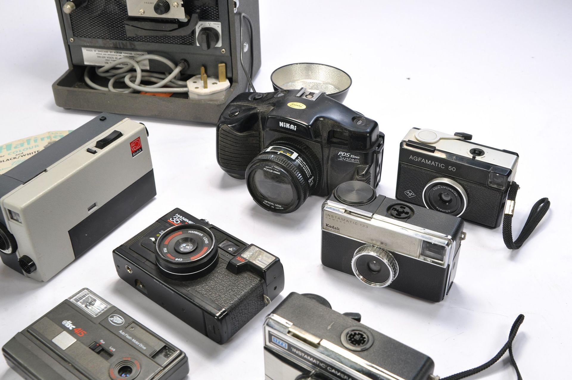 A Collection of Vintage Cameras and Film Equipment comprising of: Agfamatic 50, Kodak Instamatic - Image 5 of 6