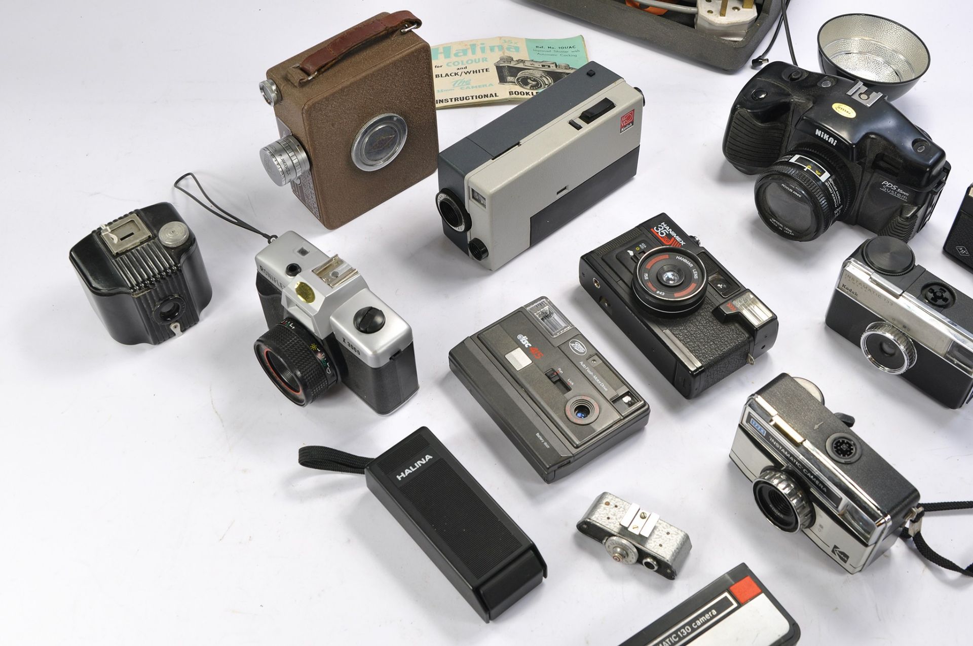 A Collection of Vintage Cameras and Film Equipment comprising of: Agfamatic 50, Kodak Instamatic - Image 3 of 6