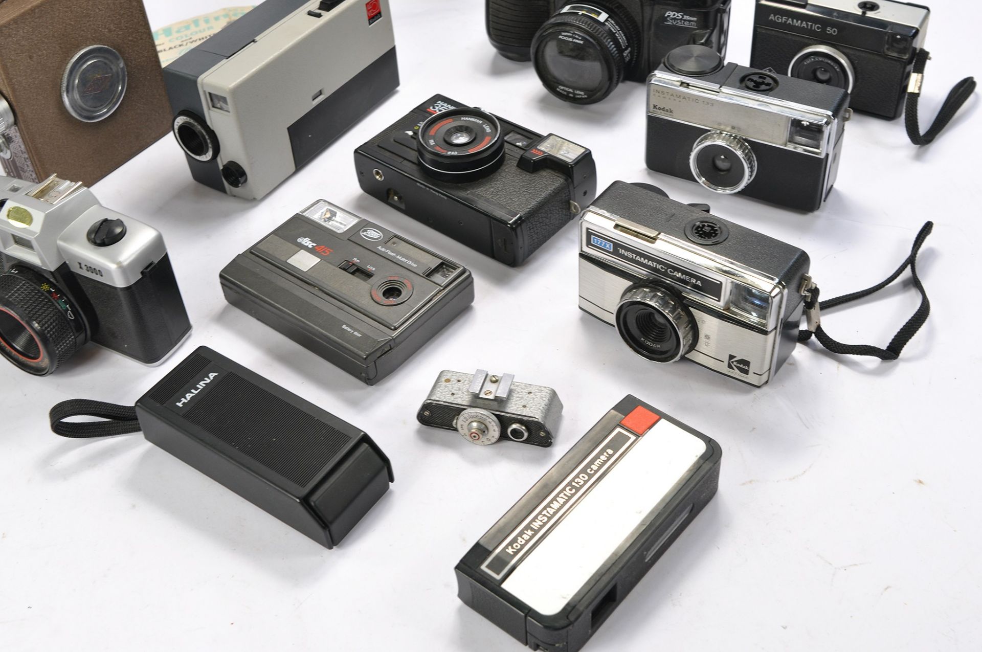 A Collection of Vintage Cameras and Film Equipment comprising of: Agfamatic 50, Kodak Instamatic - Image 4 of 6