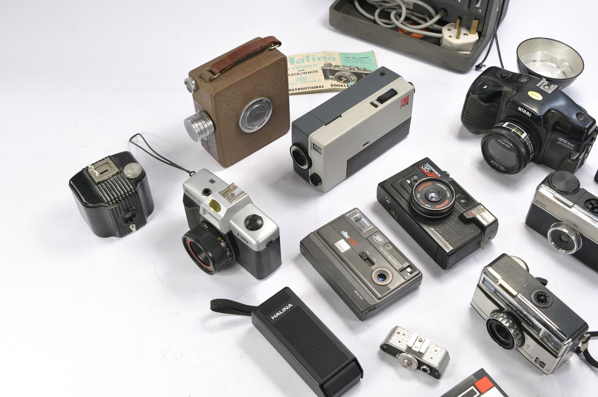 A Collection of Vintage Cameras and Film Equipment comprising of: Agfamatic 50, Kodak Instamatic - Image 2 of 6