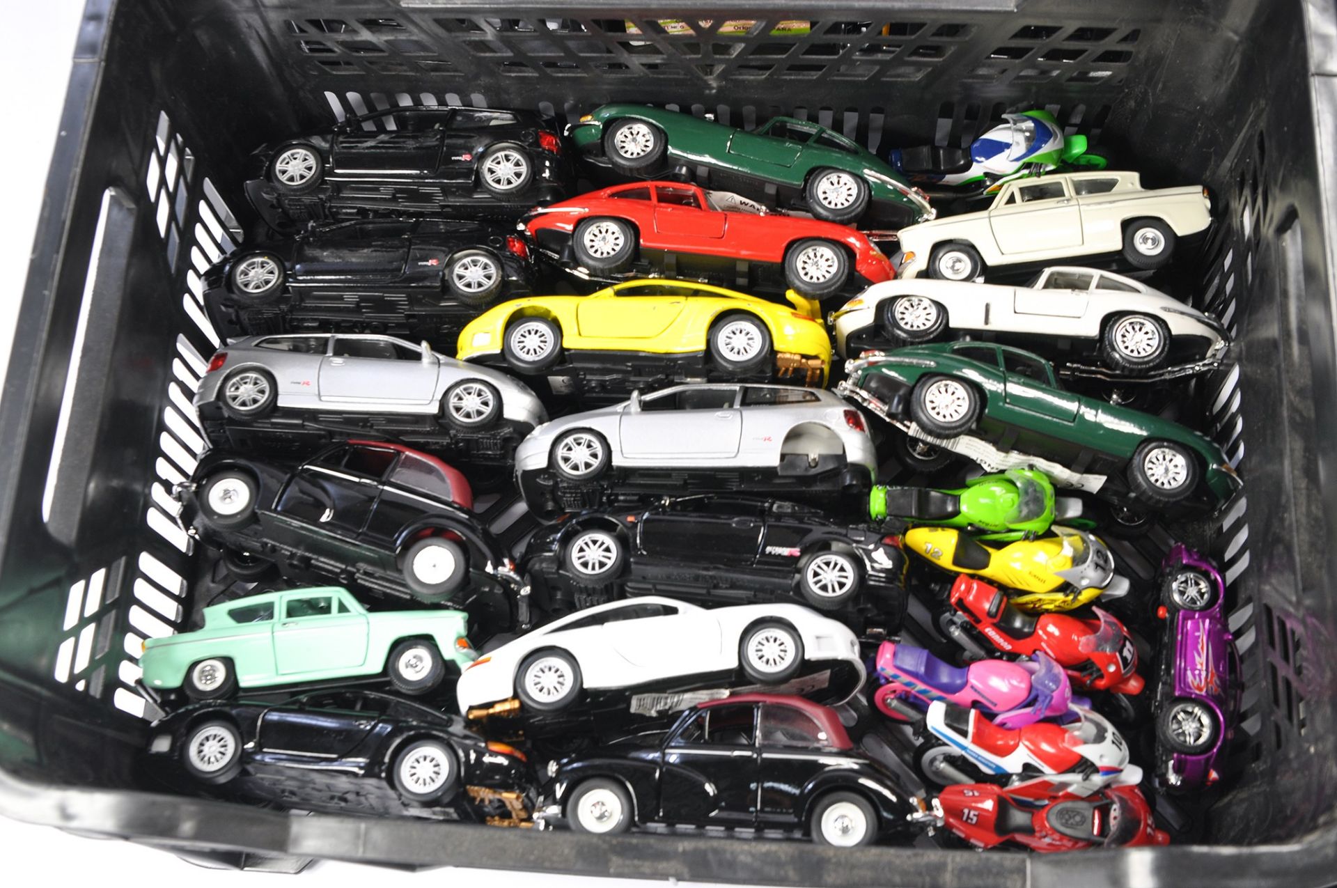 An interesting diecast car collection (plus motorbikes) comprising a large number of budget issue - Image 4 of 6