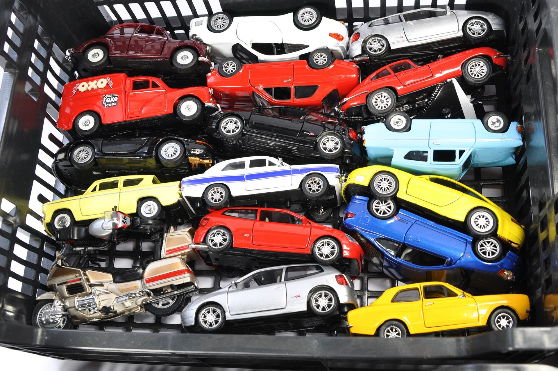 An interesting diecast car collection (plus motorbikes) comprising a large number of budget issue - Image 5 of 6