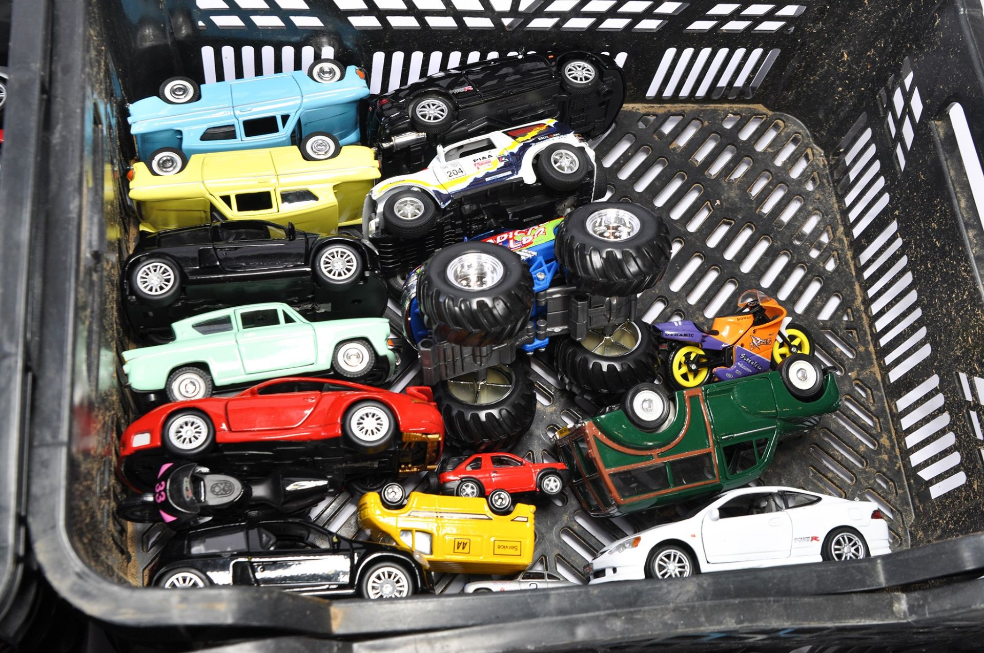 An interesting diecast car collection (plus motorbikes) comprising a large number of budget issue - Image 6 of 6