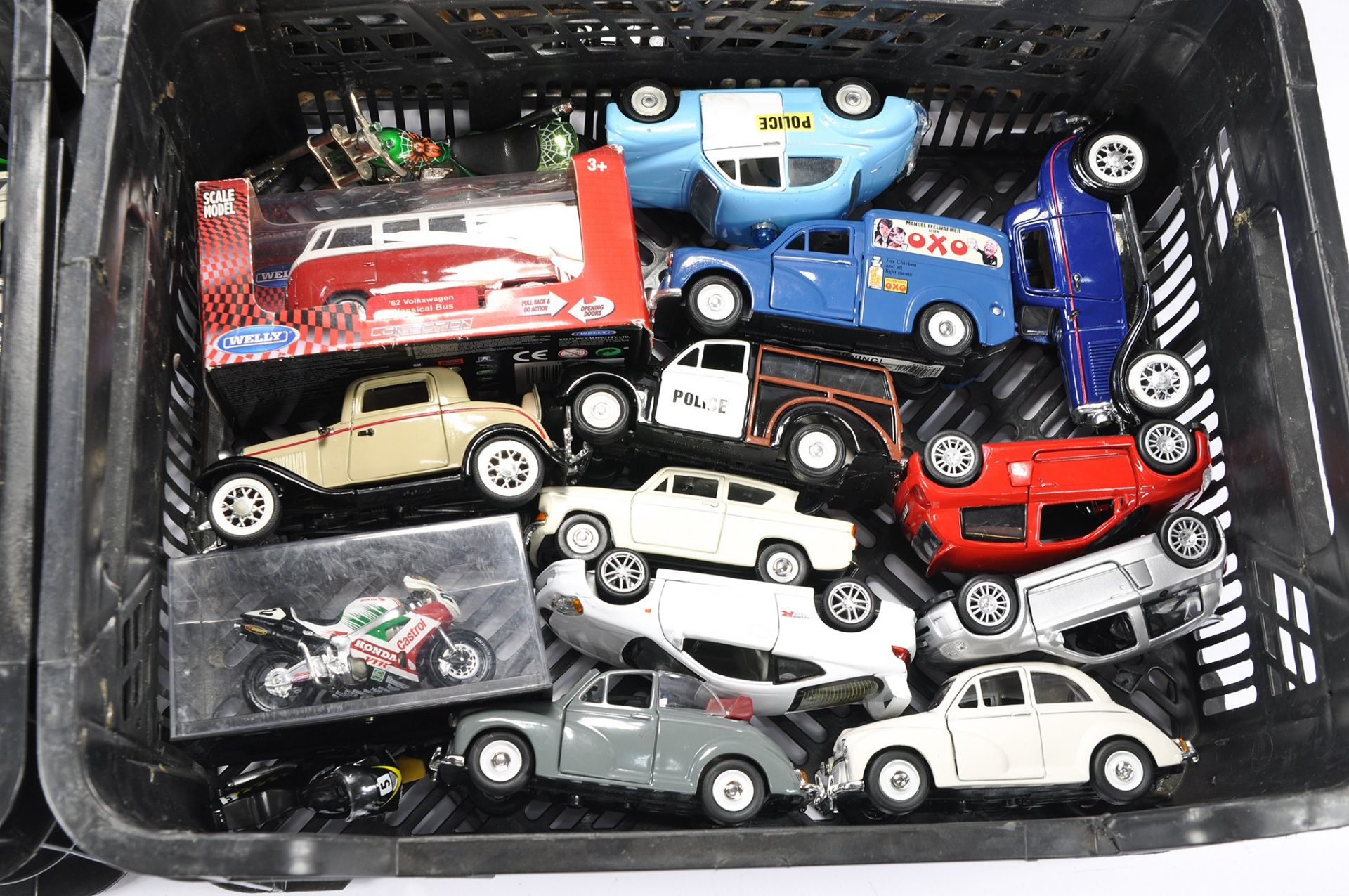 An interesting diecast car collection (plus motorbikes) comprising a large number of budget issue - Image 3 of 6