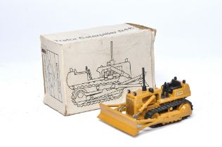 Minibrindes 1/43 diecast model construction issue comprising No. M8 CAT D4E Crawler Tractor. No