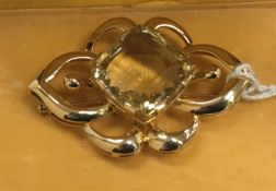 An 18 carat gold and' lemon' quartz set brooch of scrolling form, total weight approx.