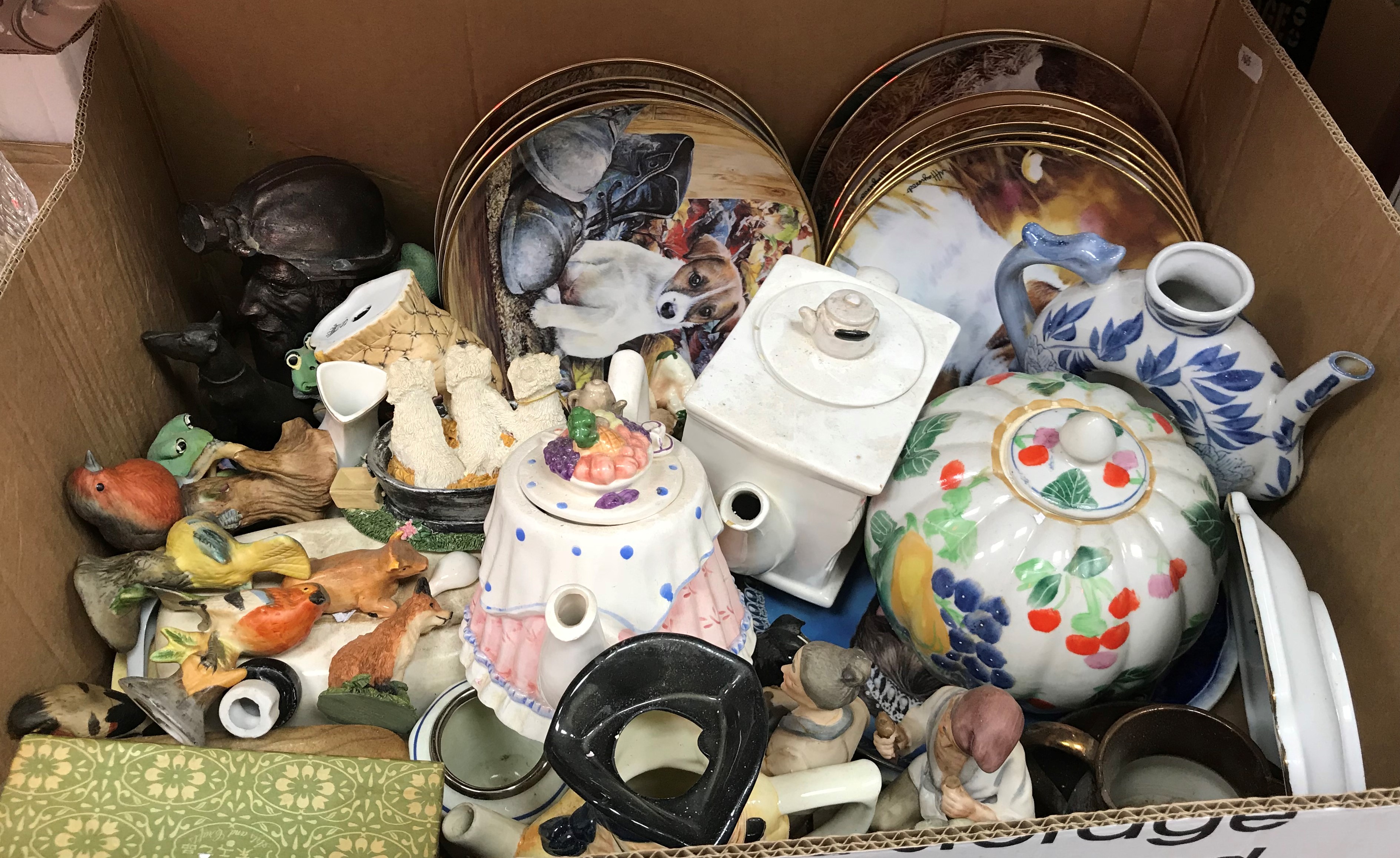 Twelve boxes of assorted sundry ornamental china wares to include Danbury Mint diorama style - Image 9 of 15