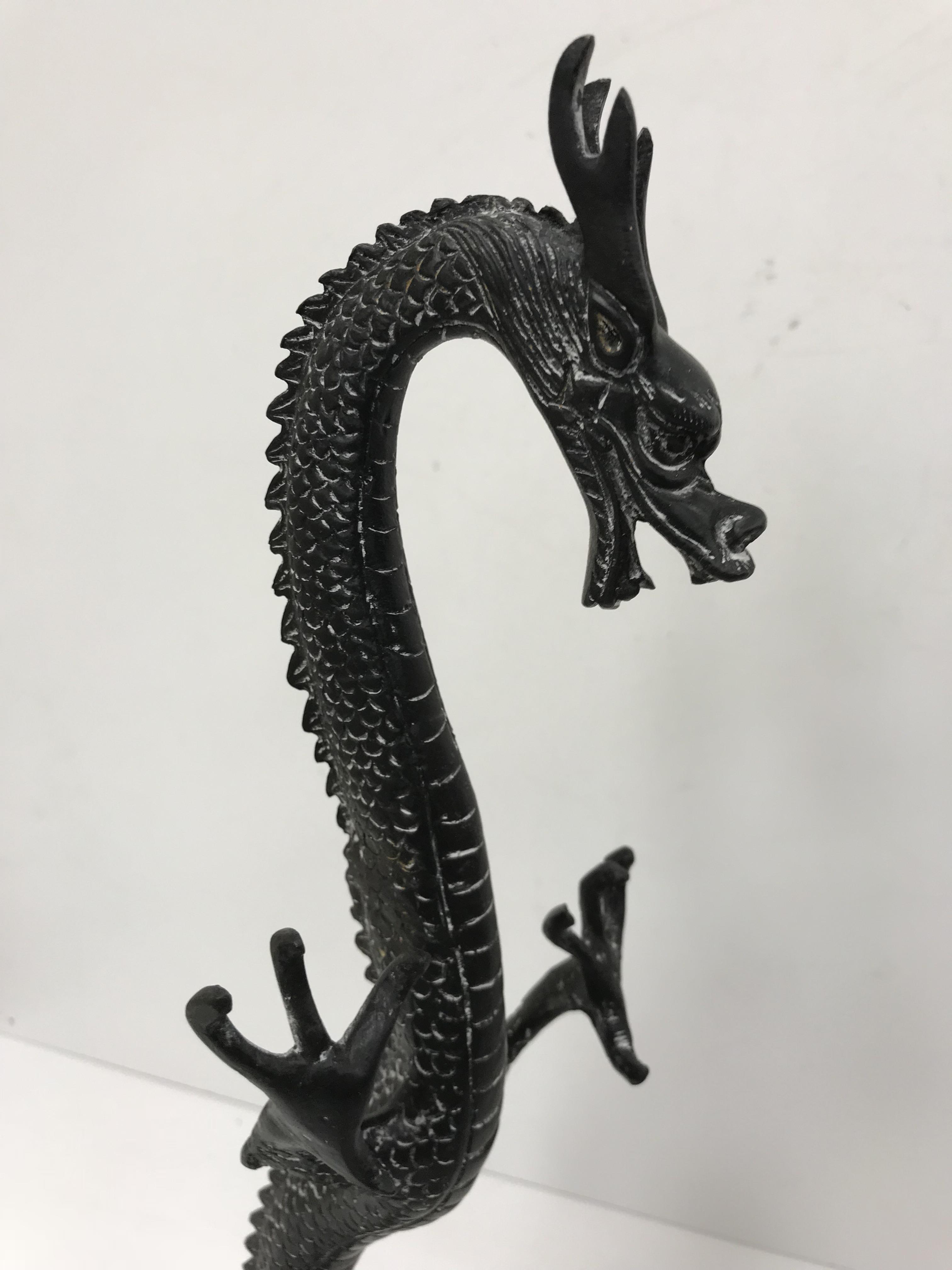 A pair of modern cast bronze dragon models each 41 cm high - Image 3 of 3