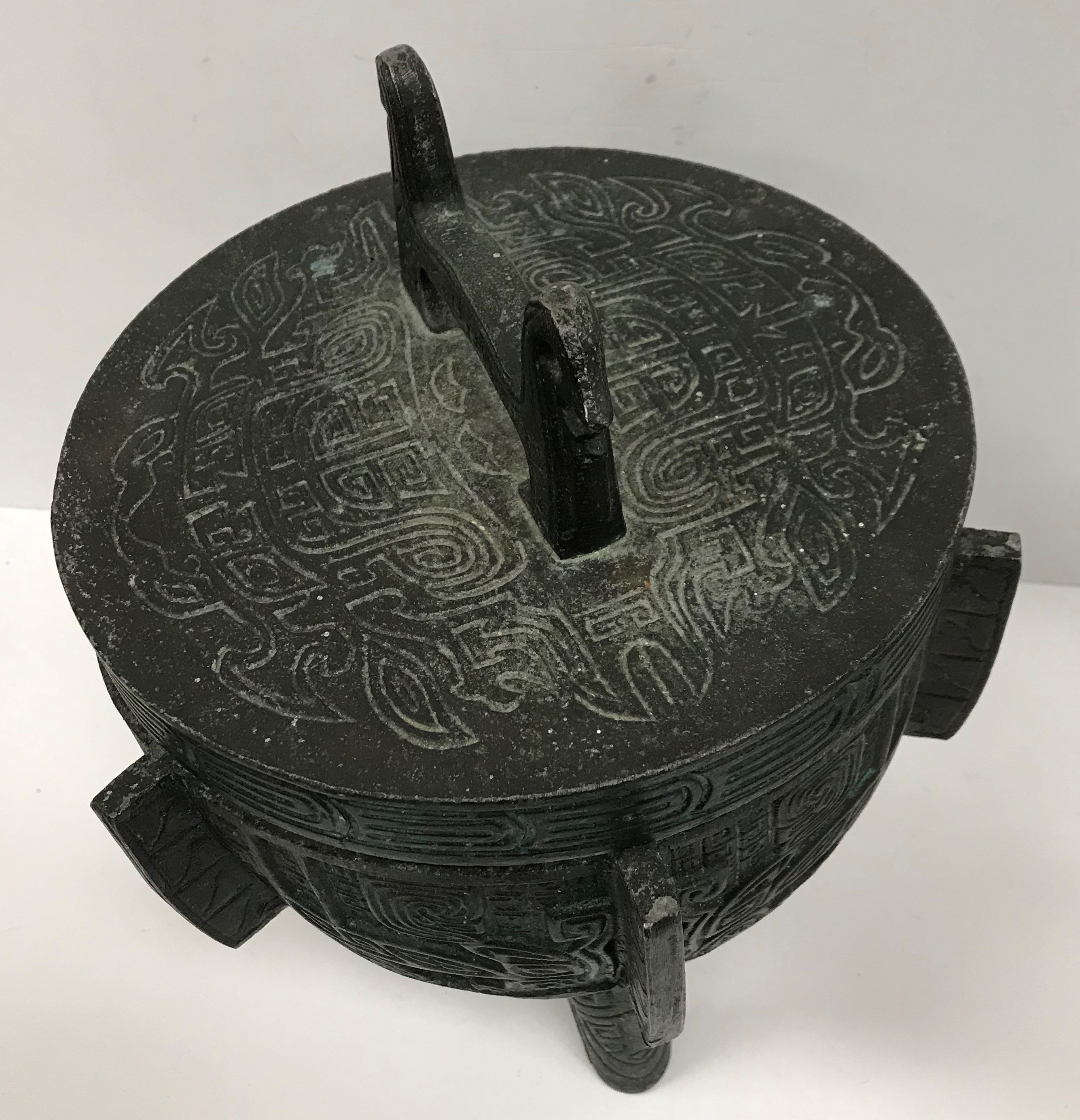 A collection of various Oriental wares to include a modern bronze oil lamp of helmet form in the - Image 2 of 6