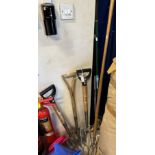 A quantity of various garden tools including a Yeoman Dutch hoe, a Fiskars fork,