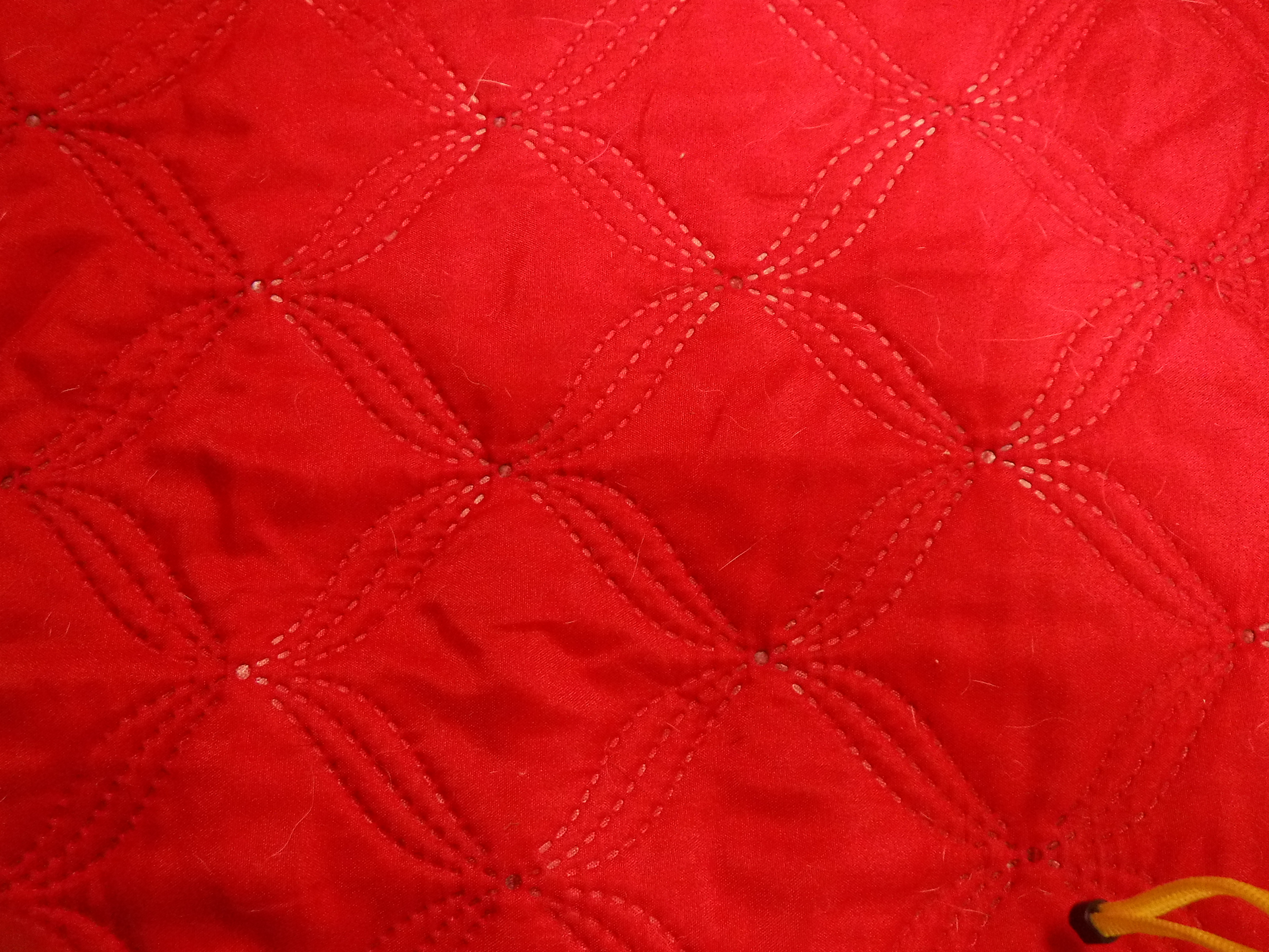 A modern red bed throw in the Durham quilt style, 262 cm x 235 cm, - Image 2 of 10