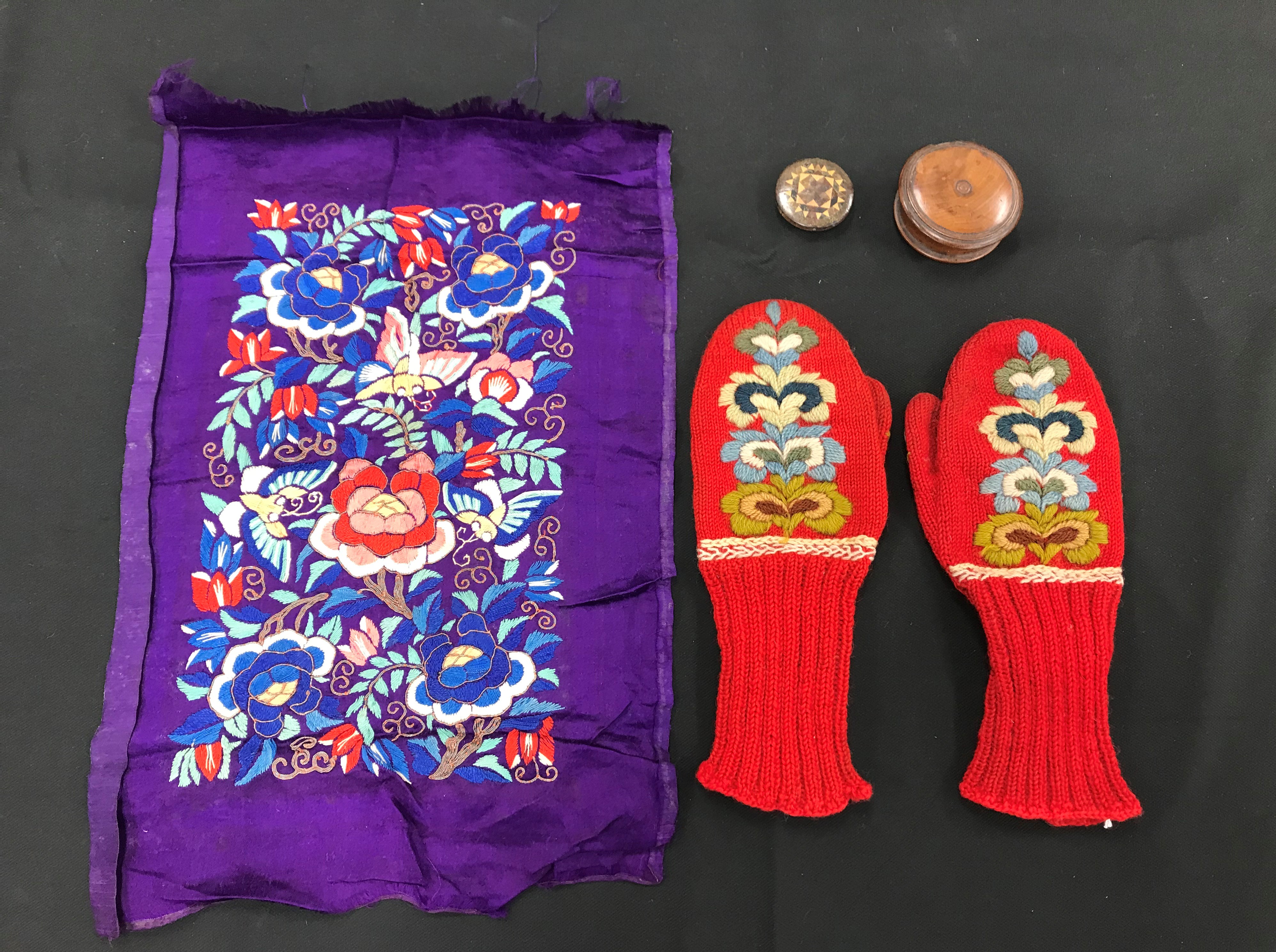 A collection of textiles to include a Chinese silk panel, Norwegian gloves, tablecloths, - Image 2 of 5