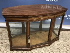 An Edwardian mahogany Sheraton Revival display cabinet or bijouterie cabinet of elongated octagonal
