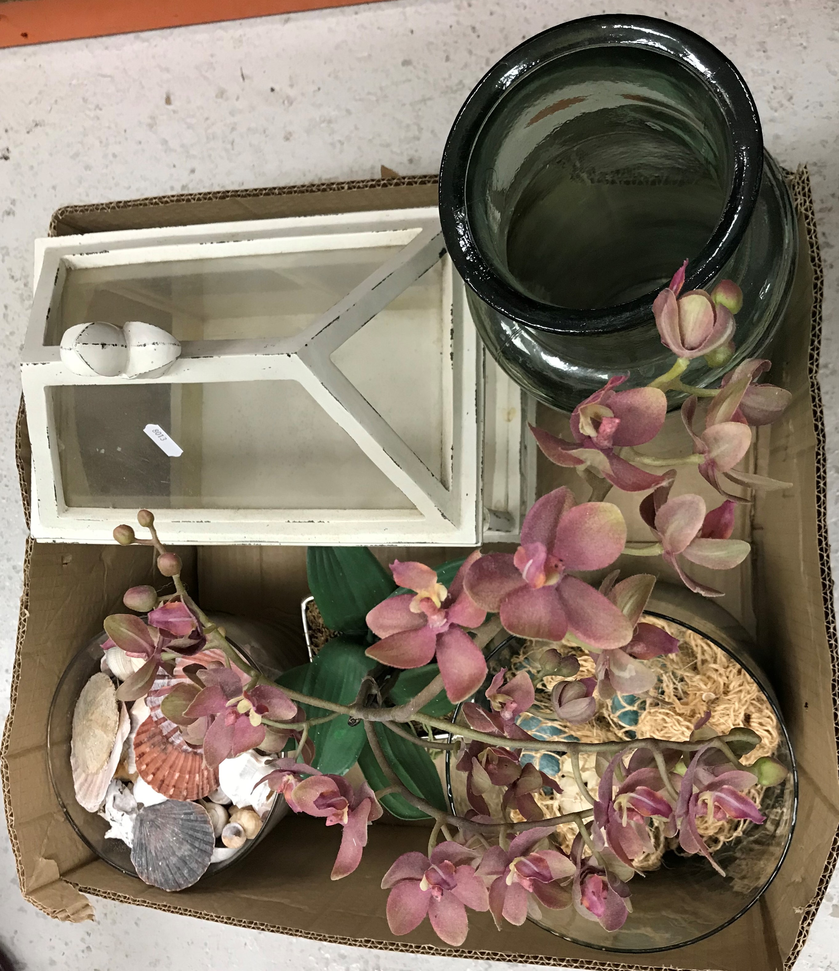 Five boxes of various decorative items to include welded iron bird ornaments, - Image 28 of 29