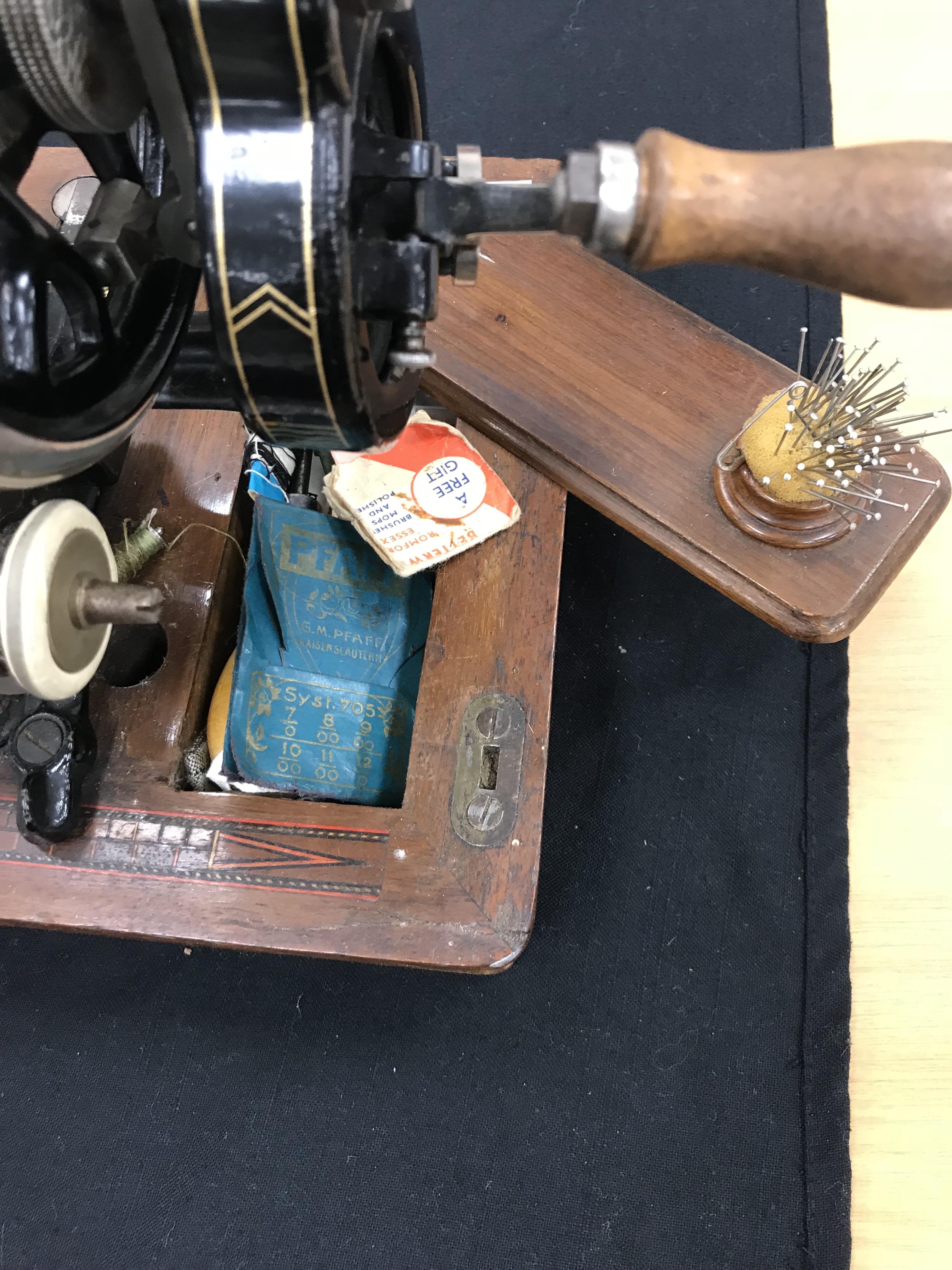 A circa 1912/1913 Pfaff hand crank sewing machine serial No. - Image 3 of 7