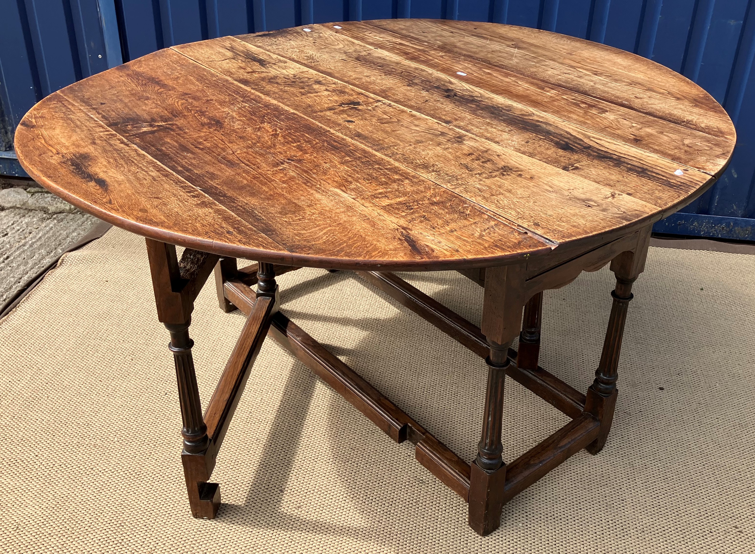 An 18th Century oak oval gate-leg drop-leaf dining table on turned unusually fluted tapering legs - Image 3 of 3
