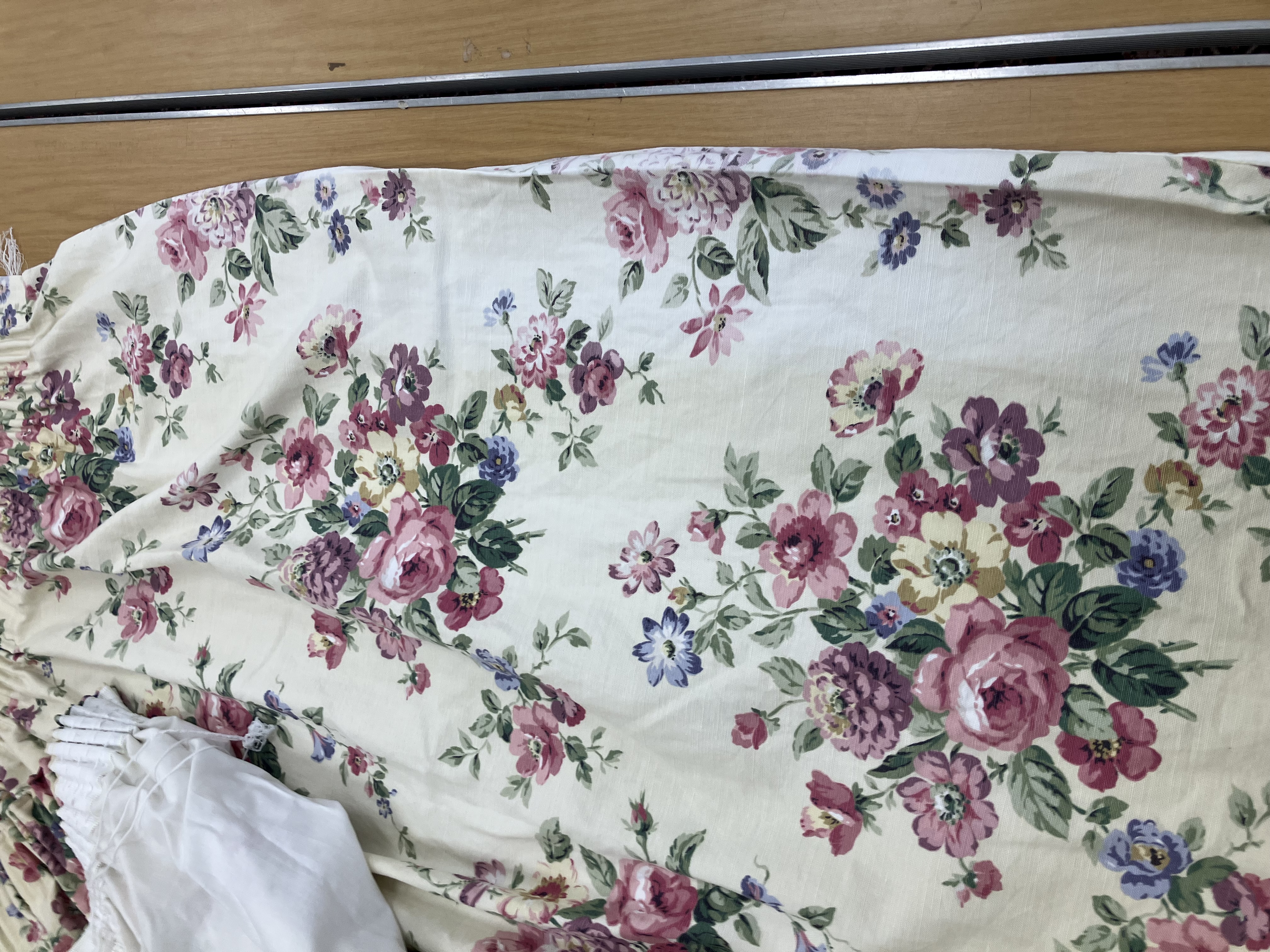 A pair of Laura Ashley floral decorated lined curtains with taped pencil pleat headings 132 cm drop - Image 5 of 25