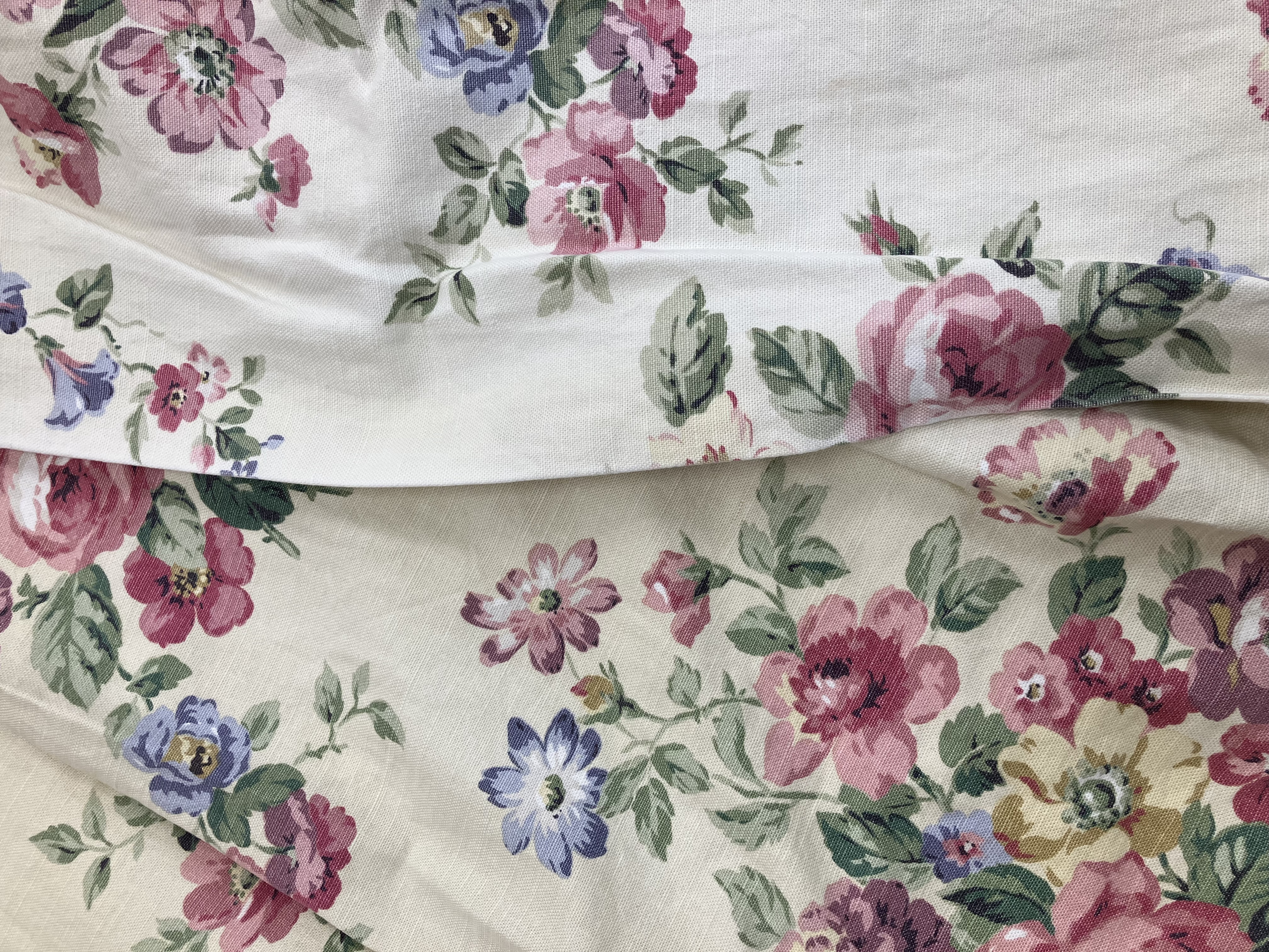 A pair of Laura Ashley floral decorated lined curtains with taped pencil pleat headings 132 cm drop - Image 4 of 25