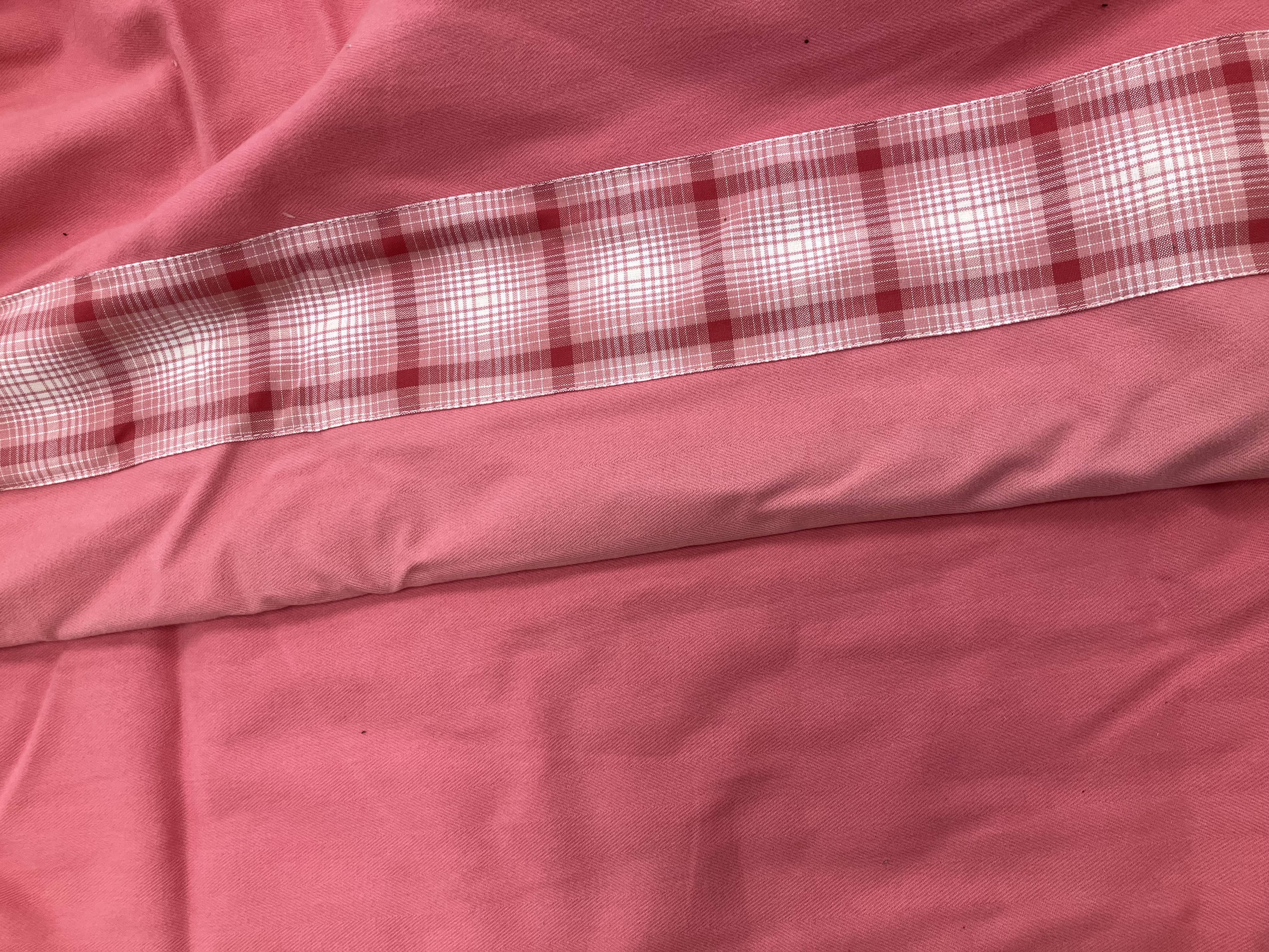 A pair of plain pink wool with gingham edged interlined curtains with taped pencil pleat headings - Image 5 of 43