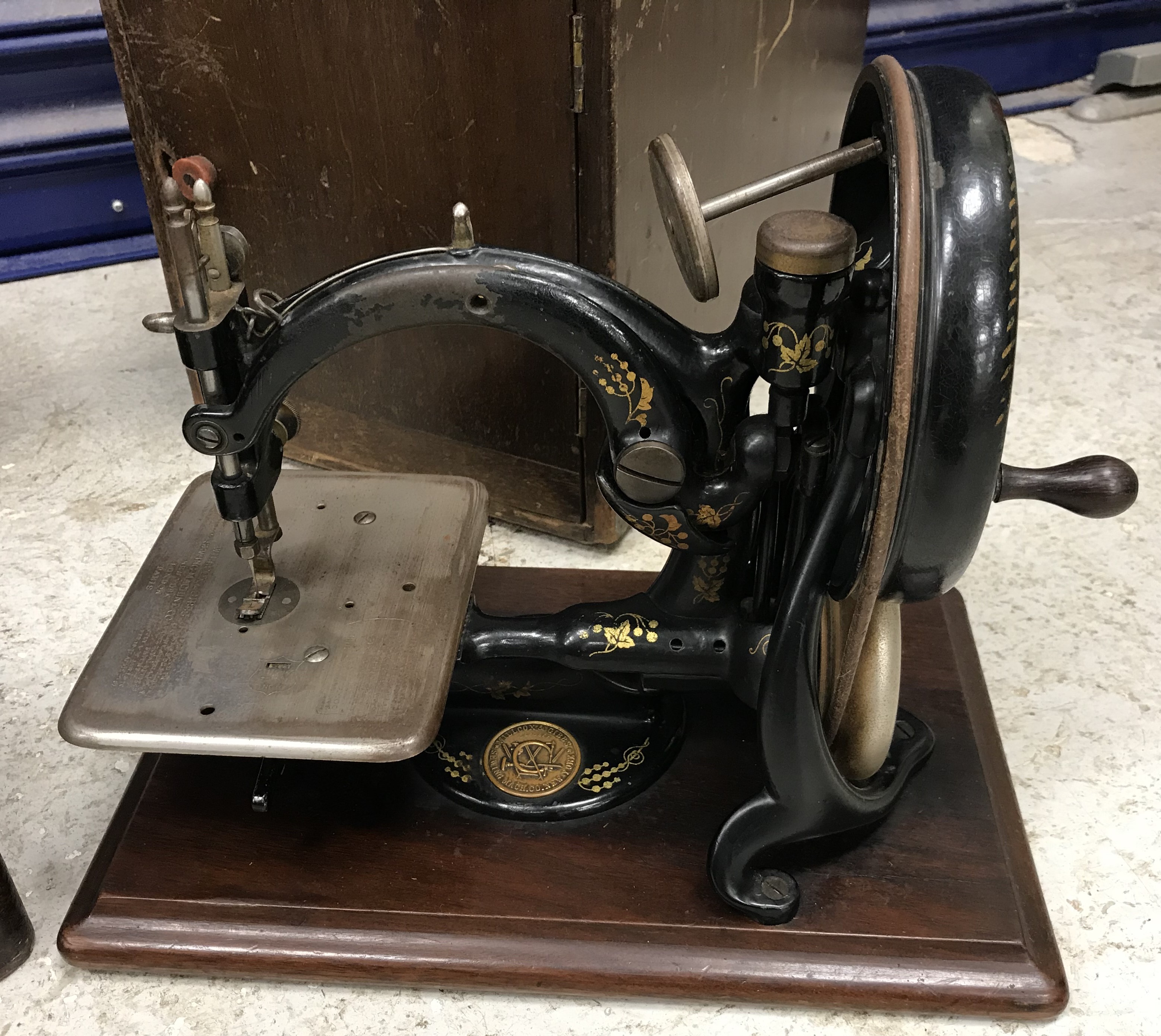 A vintage Wilcox & Gibbs sewing machine, housed in a mahogany case, - Image 2 of 4
