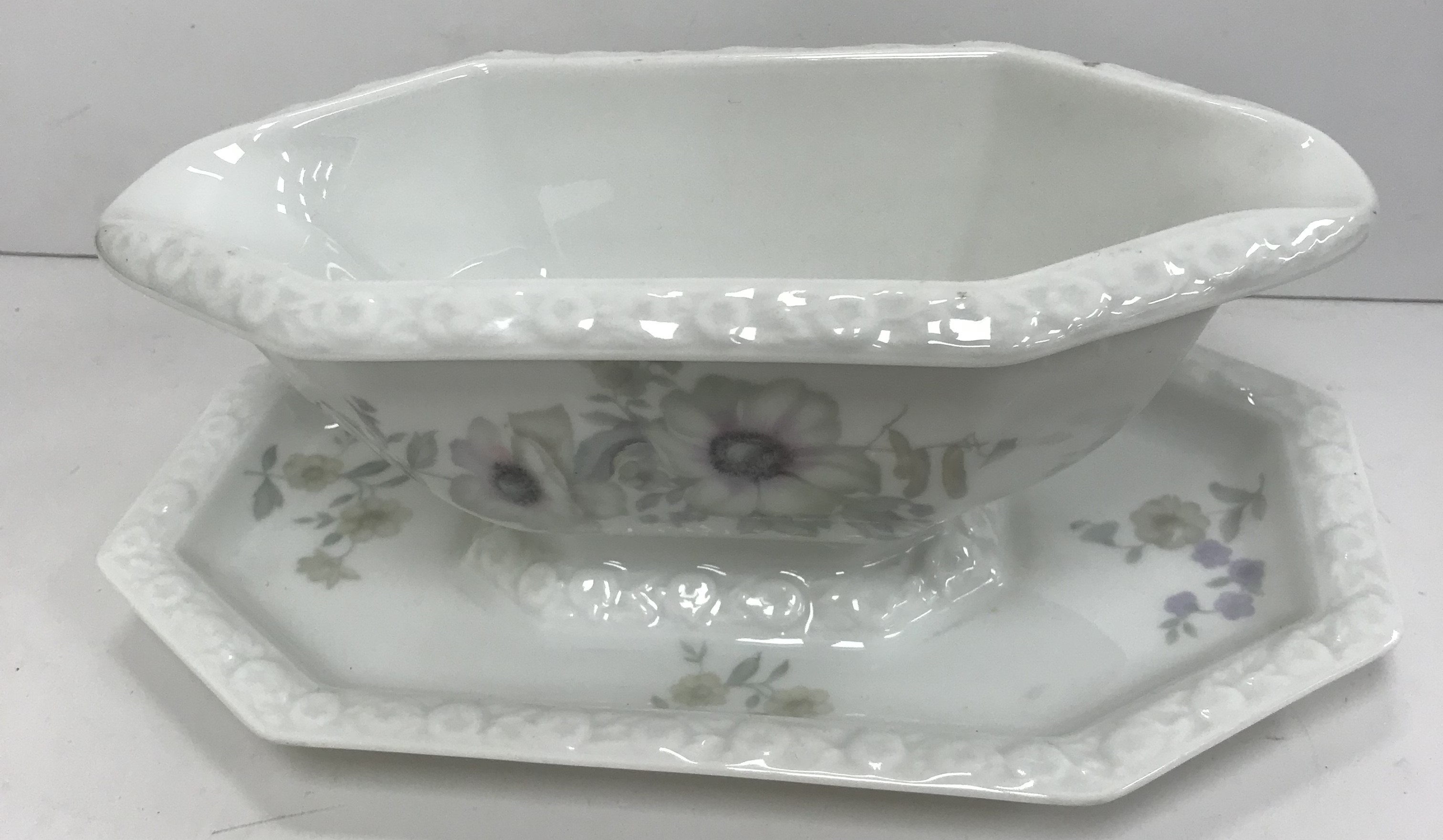 A Rosenthal "Maria" pattern floral decorated dinner service comprising soup tureen and cover, - Image 3 of 11