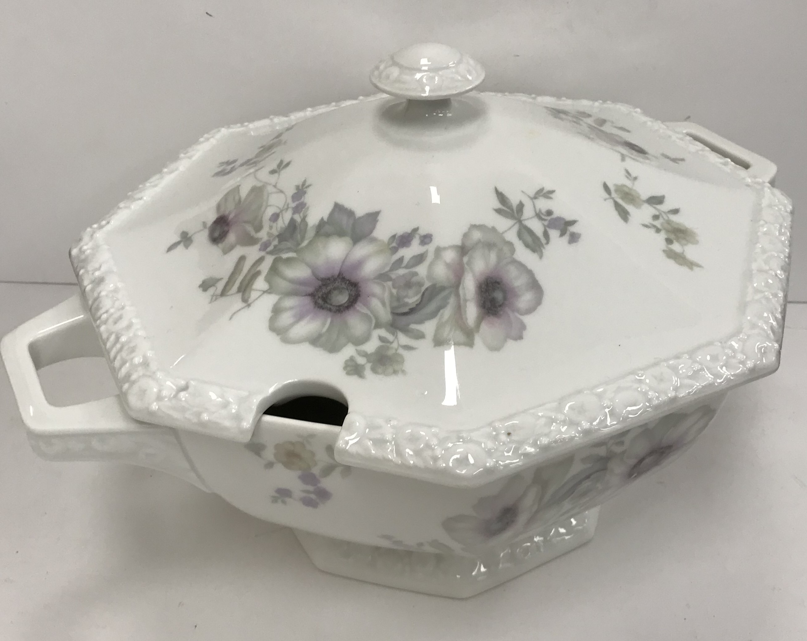 A Rosenthal "Maria" pattern floral decorated dinner service comprising soup tureen and cover, - Image 5 of 11