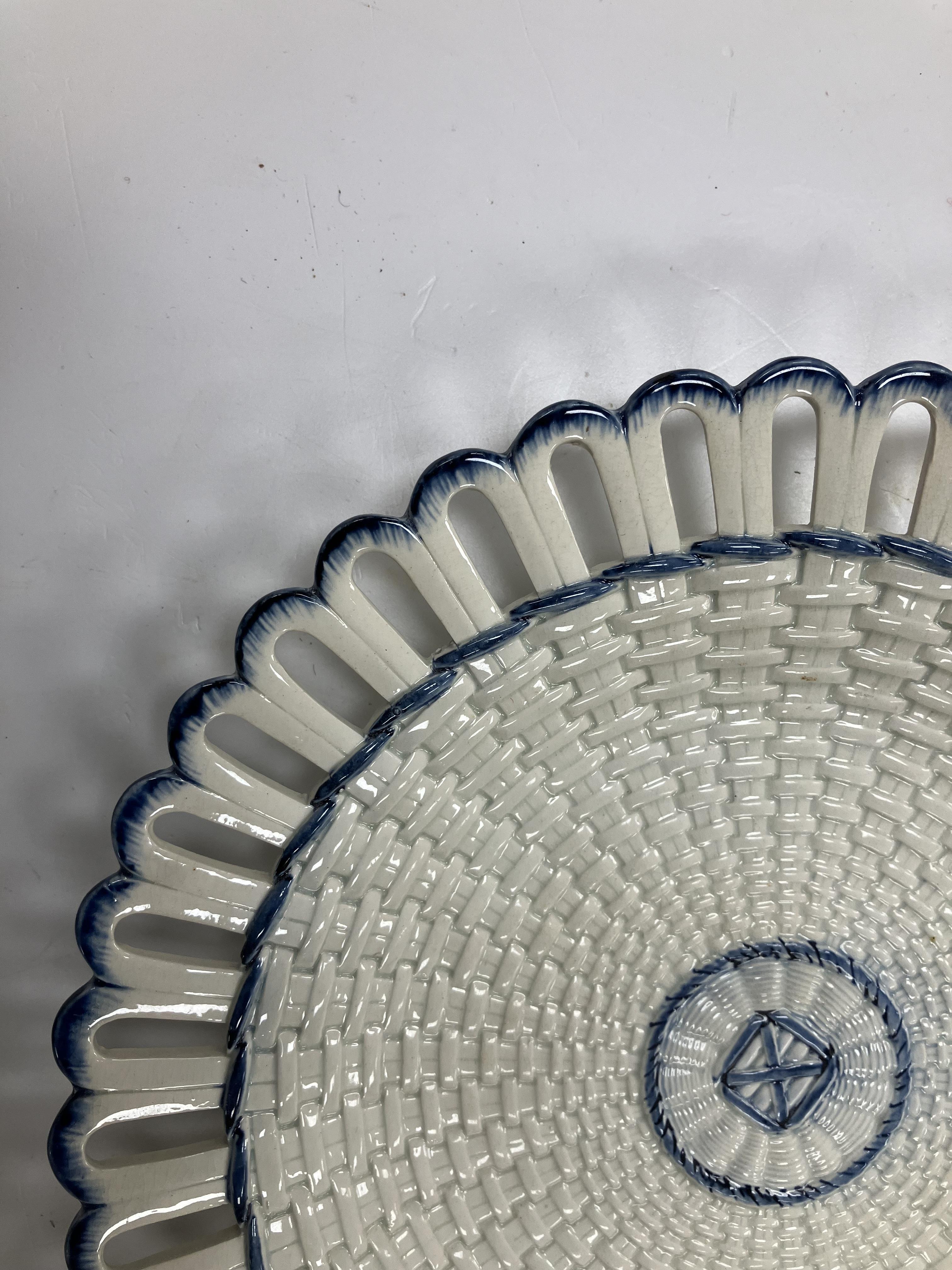 A late 18th/early 19th Century Wedgwood blue and white shell edged pearlware sauce tureen, - Image 40 of 84