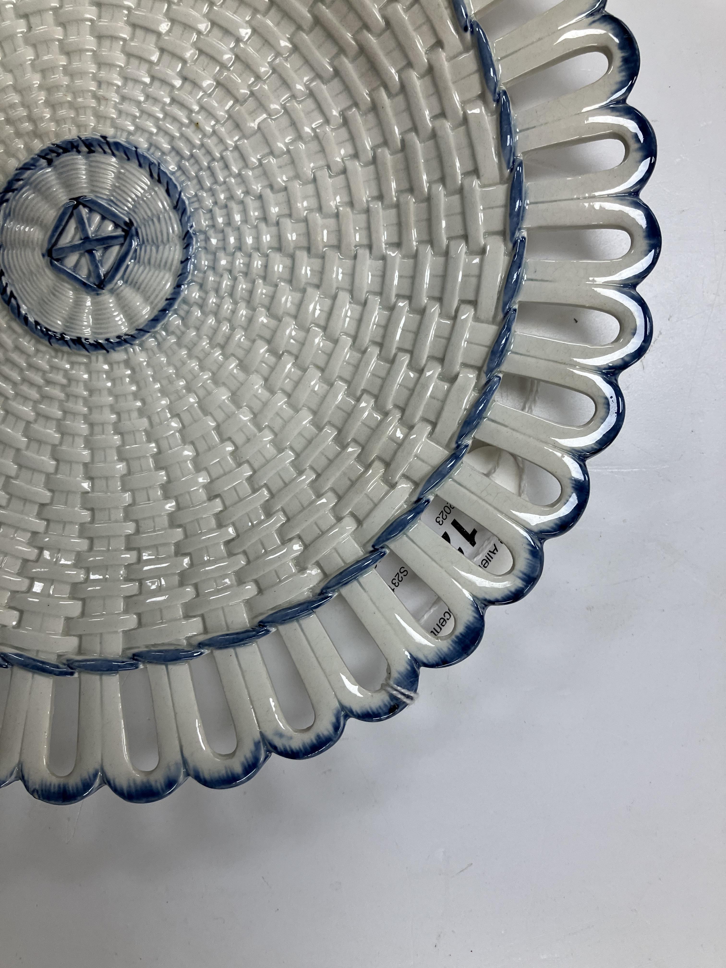 A late 18th/early 19th Century Wedgwood blue and white shell edged pearlware sauce tureen, - Image 42 of 84