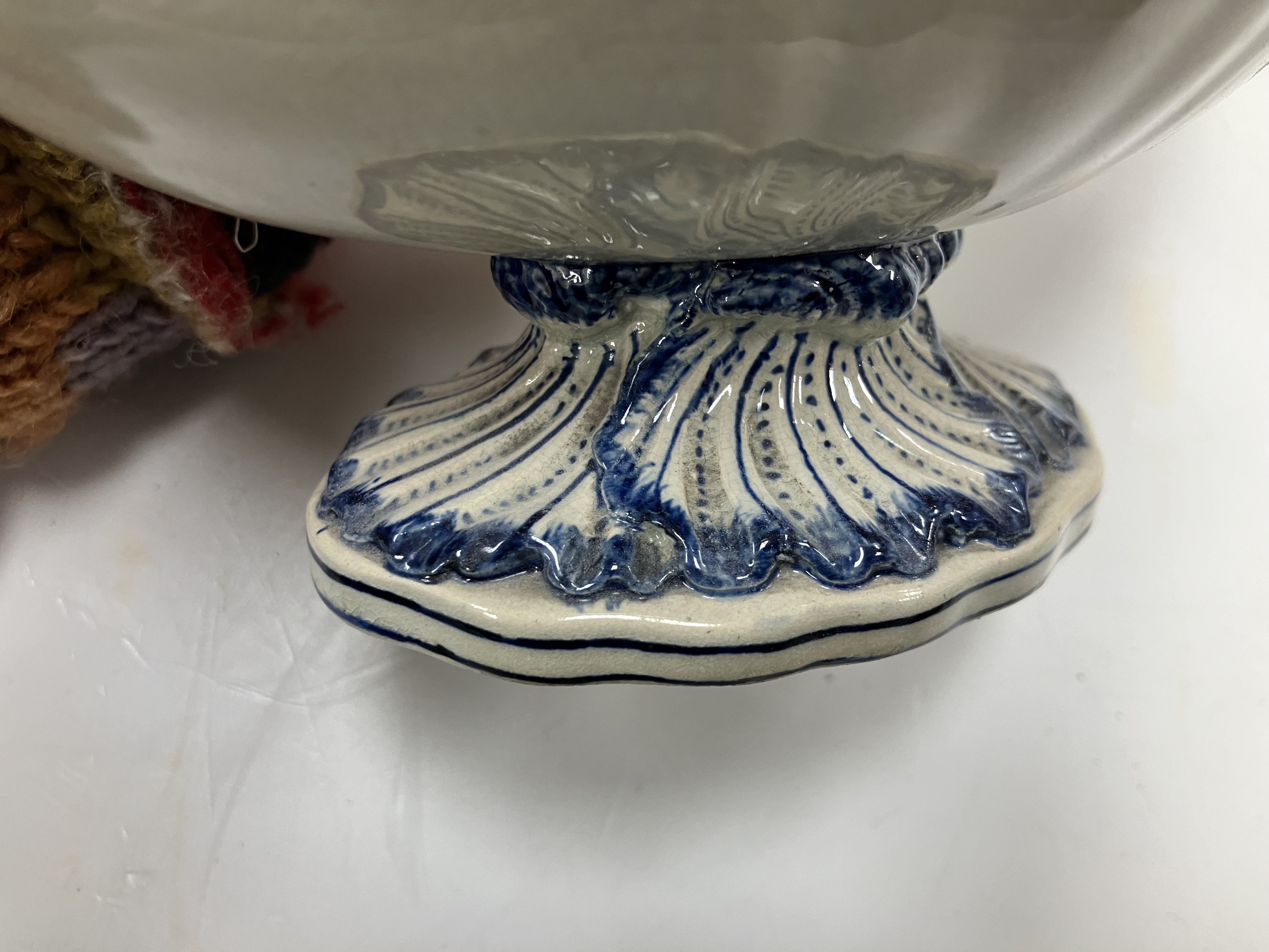 A late 18th/early 19th Century Wedgwood blue and white shell edged pearlware sauce tureen, - Image 67 of 84