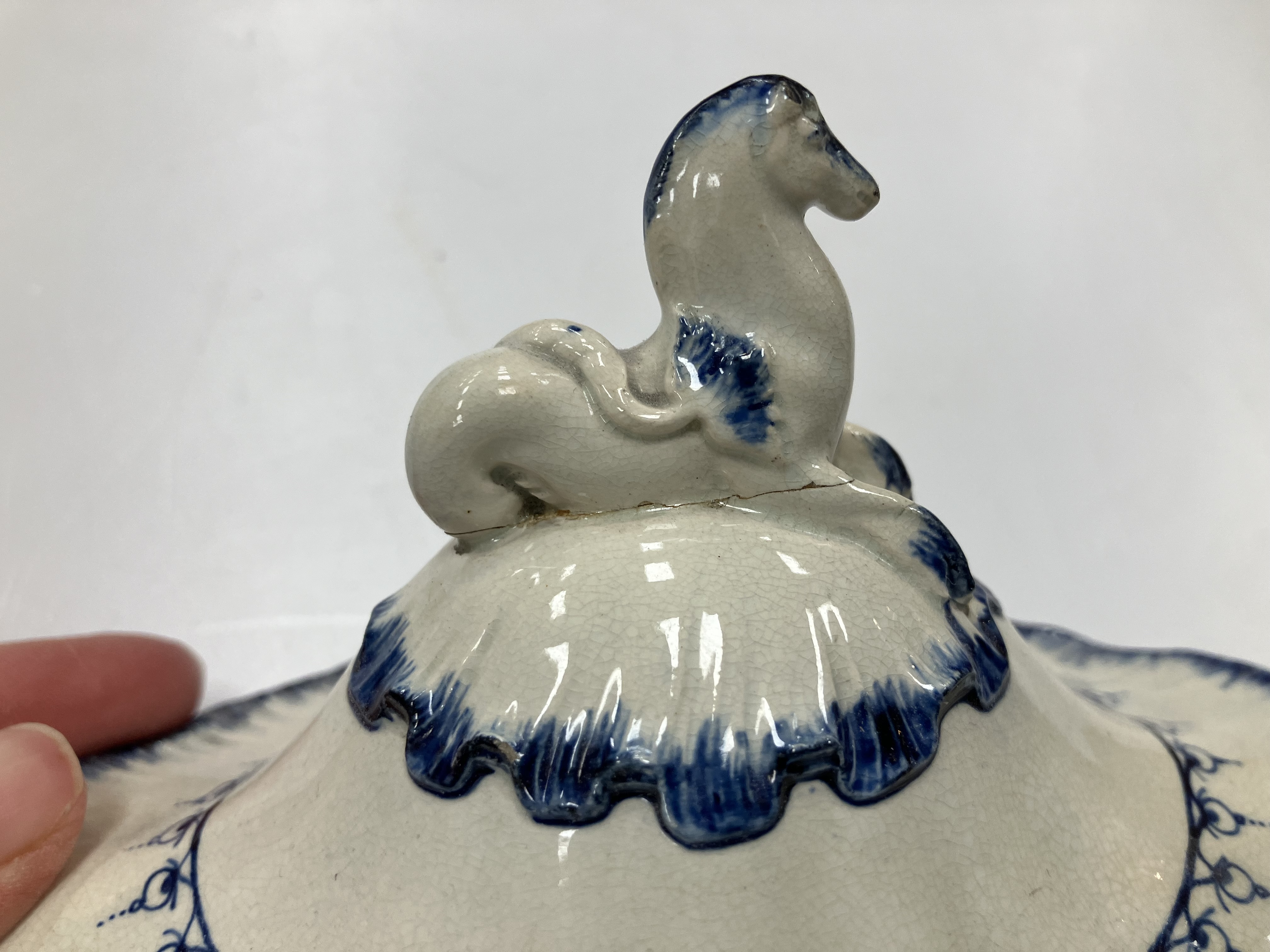 A late 18th/early 19th Century Wedgwood blue and white shell edged pearlware sauce tureen, - Image 83 of 84