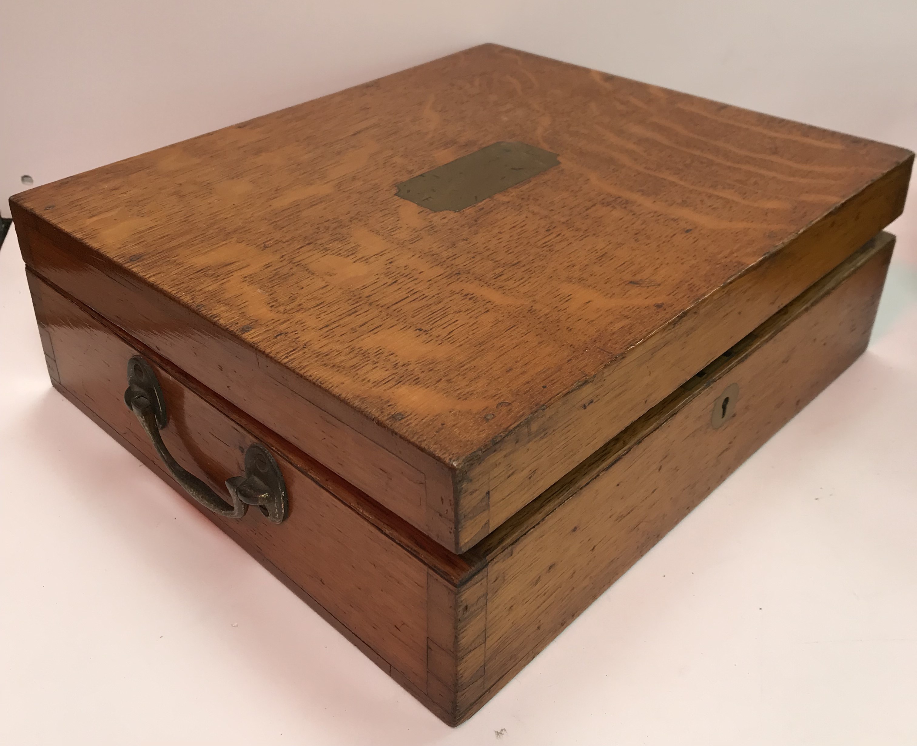 A box of various plated ware to include an Elkington oak canteen and small quantity of various - Image 12 of 14