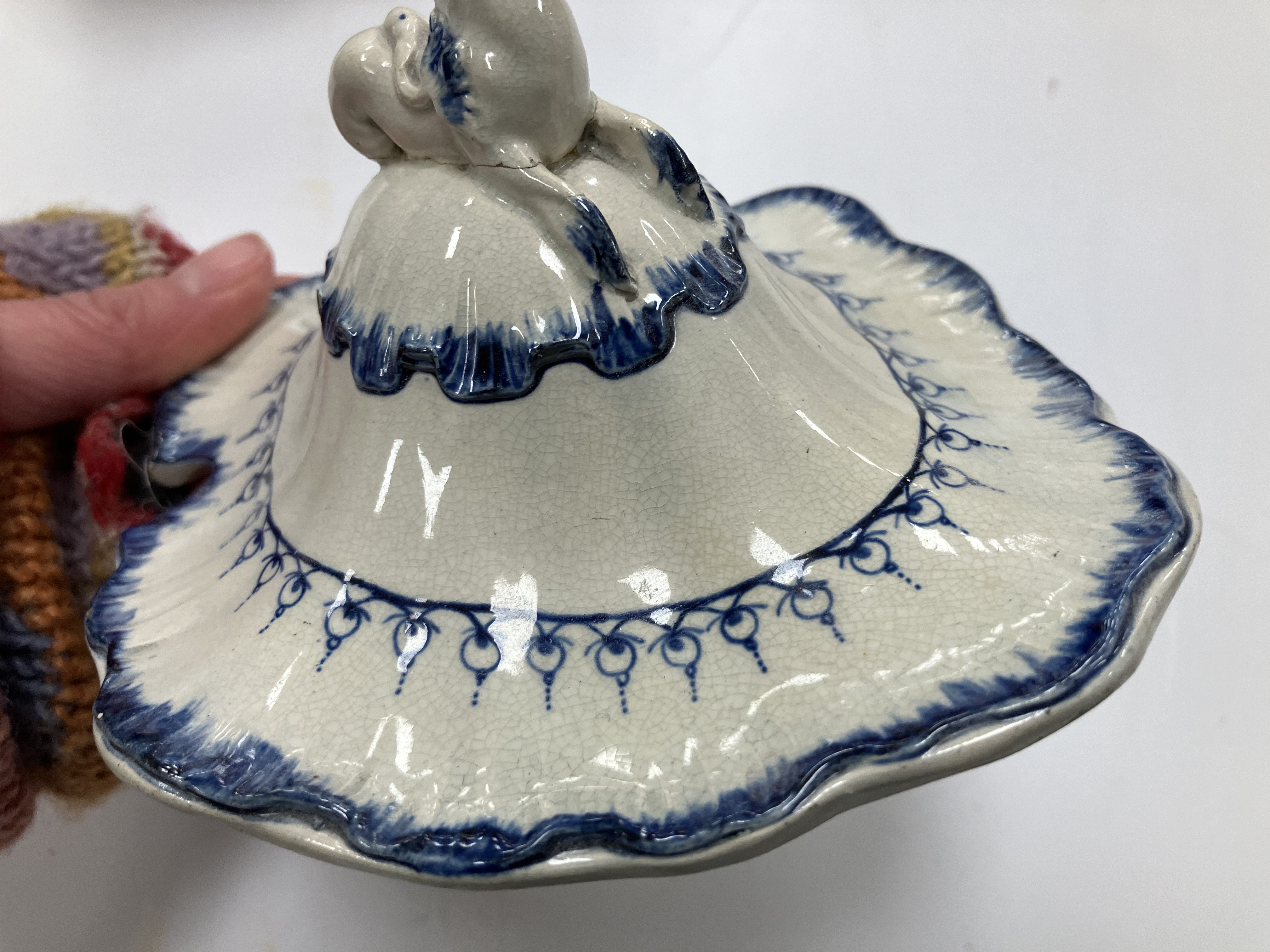 A late 18th/early 19th Century Wedgwood blue and white shell edged pearlware sauce tureen, - Image 78 of 84