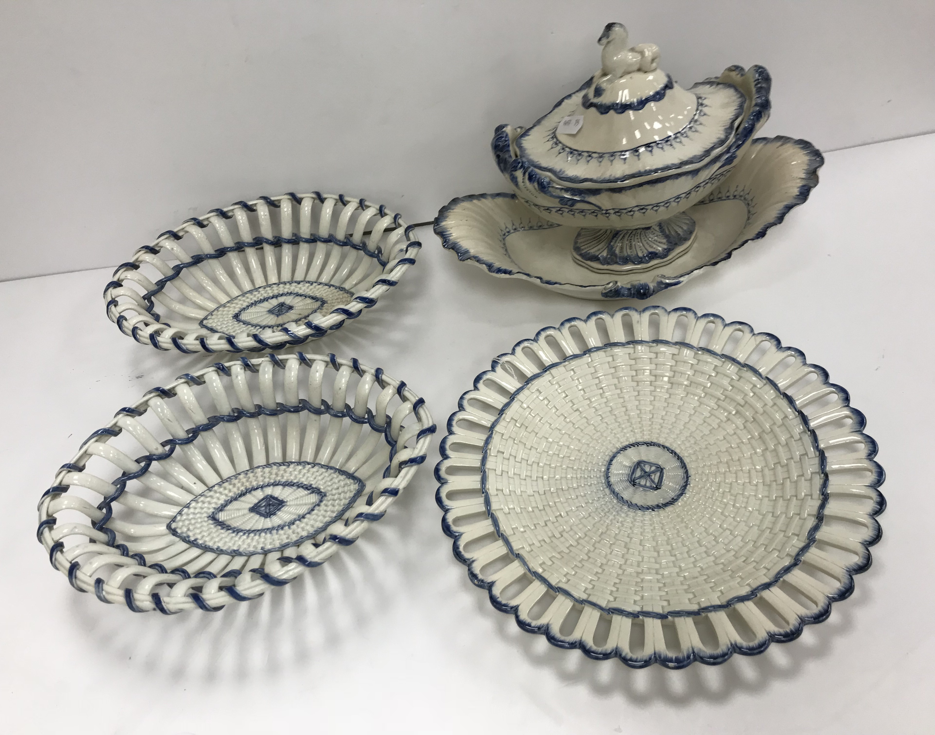 A late 18th/early 19th Century Wedgwood blue and white shell edged pearlware sauce tureen,