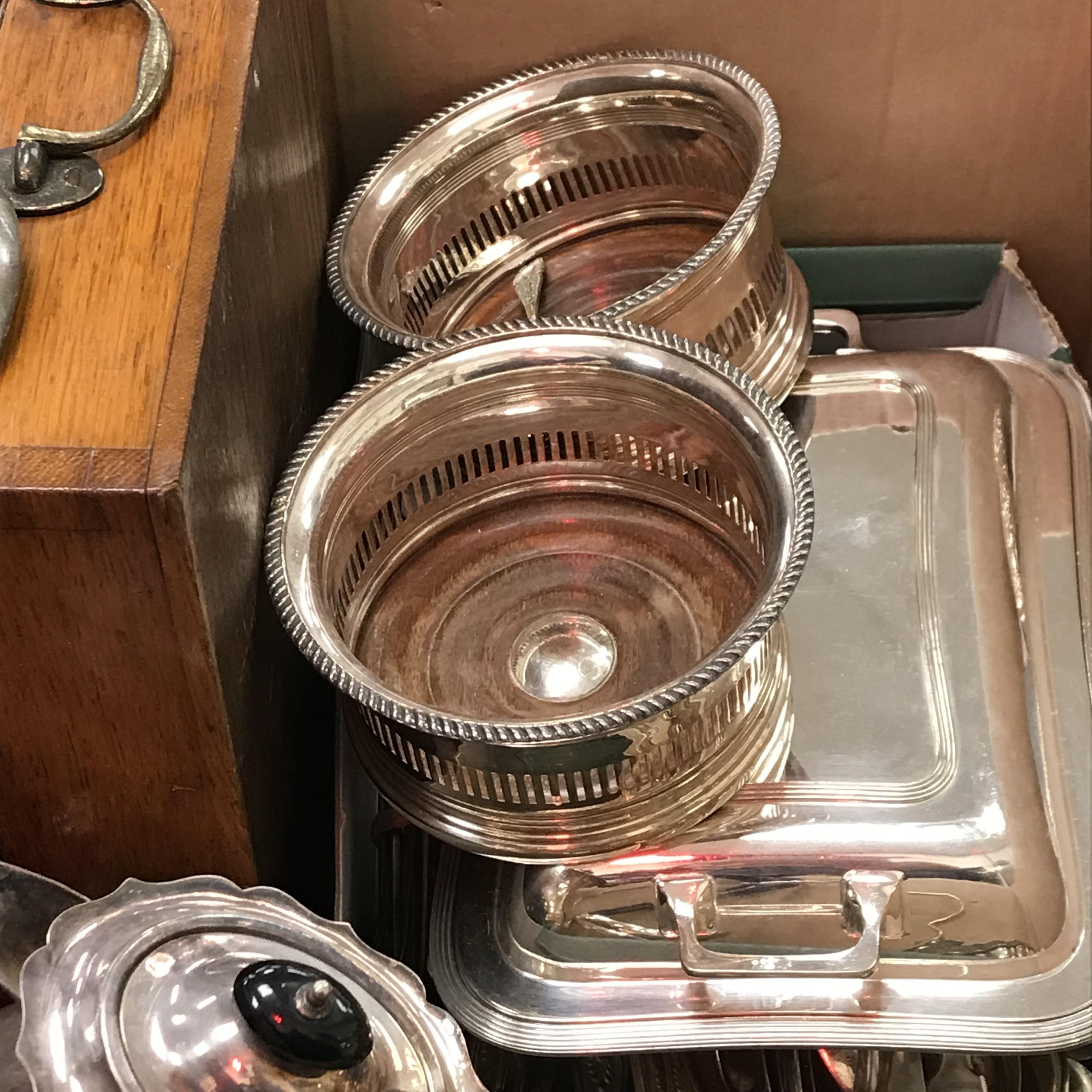 A box of various plated ware to include an Elkington oak canteen and small...