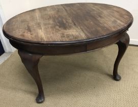 An Edwardian mahogany D end dining table on cabriole legs to pad feet 105 cm wide x 180 cm long x