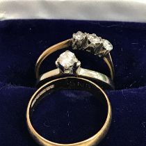 An 18 carat gold mounted three stone diamond ring, size M, 3 g,