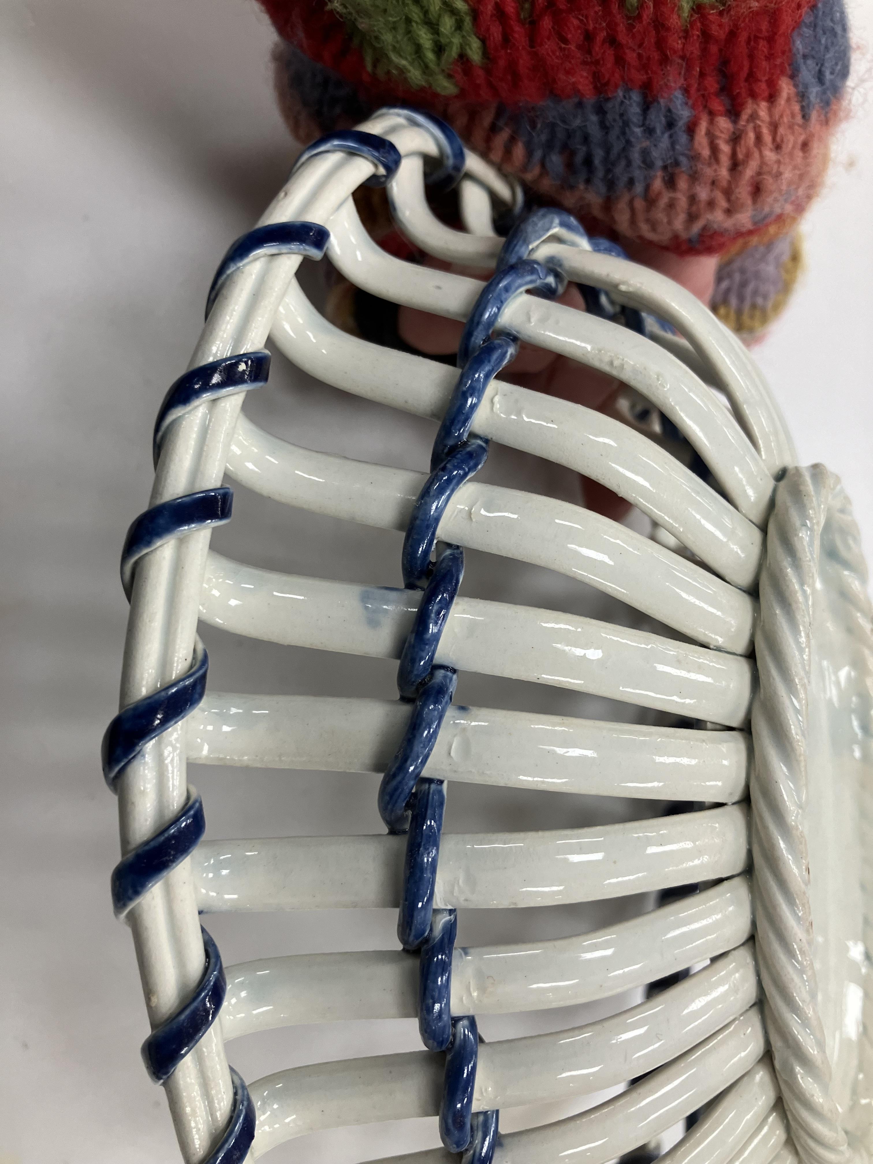 A late 18th/early 19th Century Wedgwood blue and white shell edged pearlware sauce tureen, - Image 19 of 84