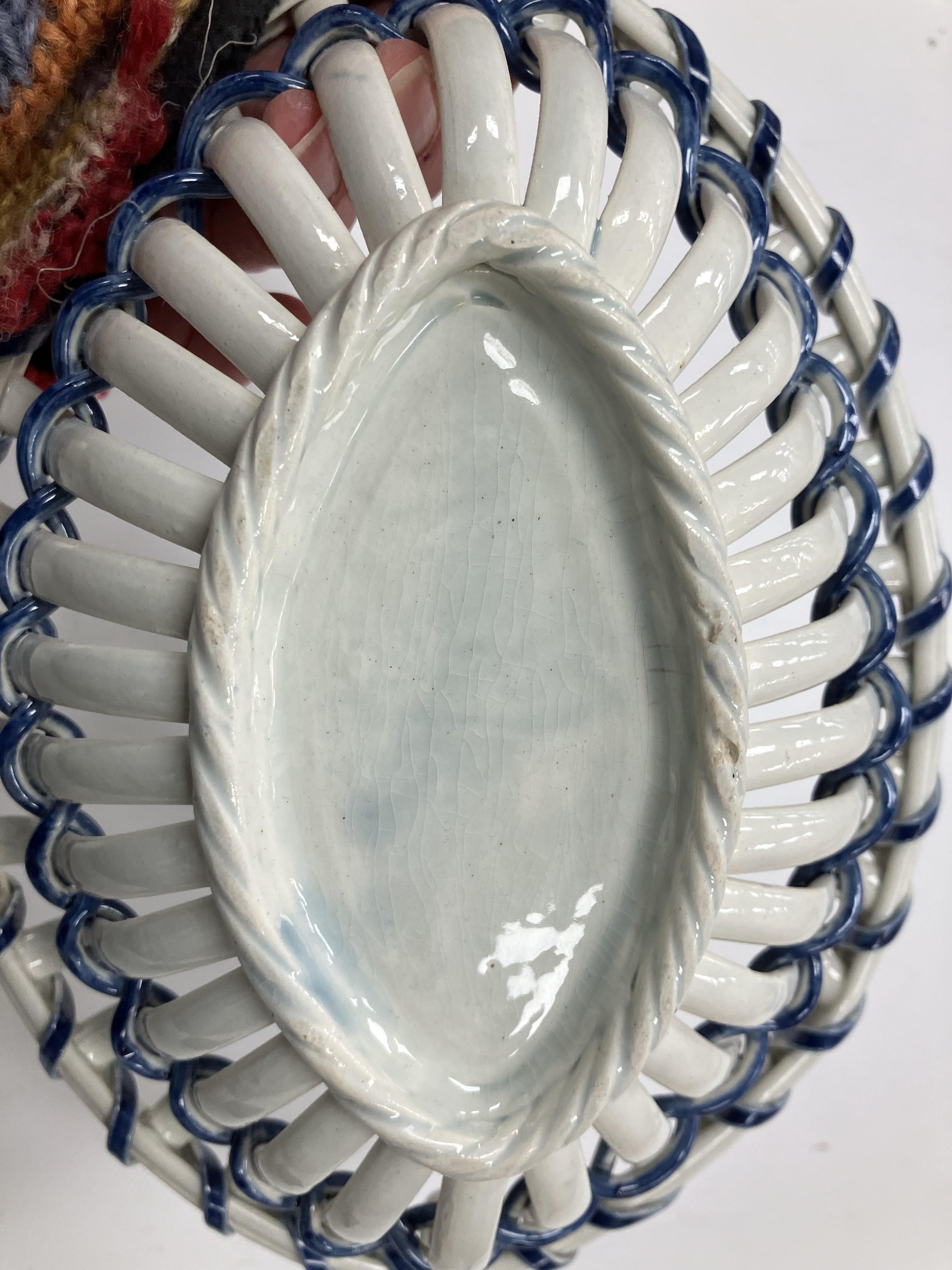 A late 18th/early 19th Century Wedgwood blue and white shell edged pearlware sauce tureen, - Image 7 of 84