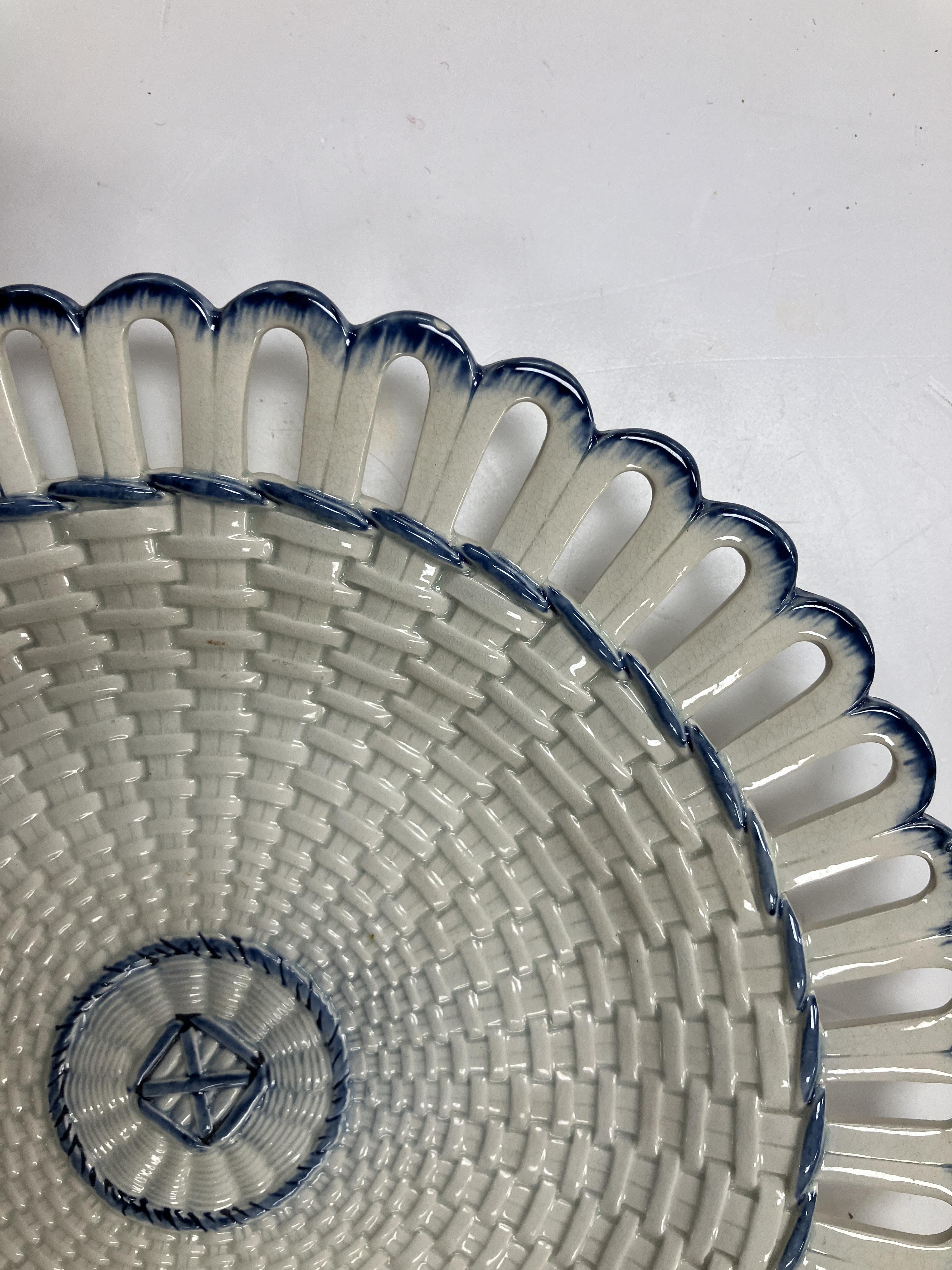 A late 18th/early 19th Century Wedgwood blue and white shell edged pearlware sauce tureen, - Image 39 of 84