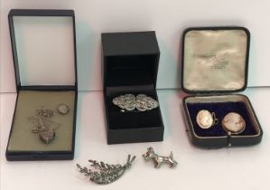 A small collection of costume jewellery including two cameo brooches,